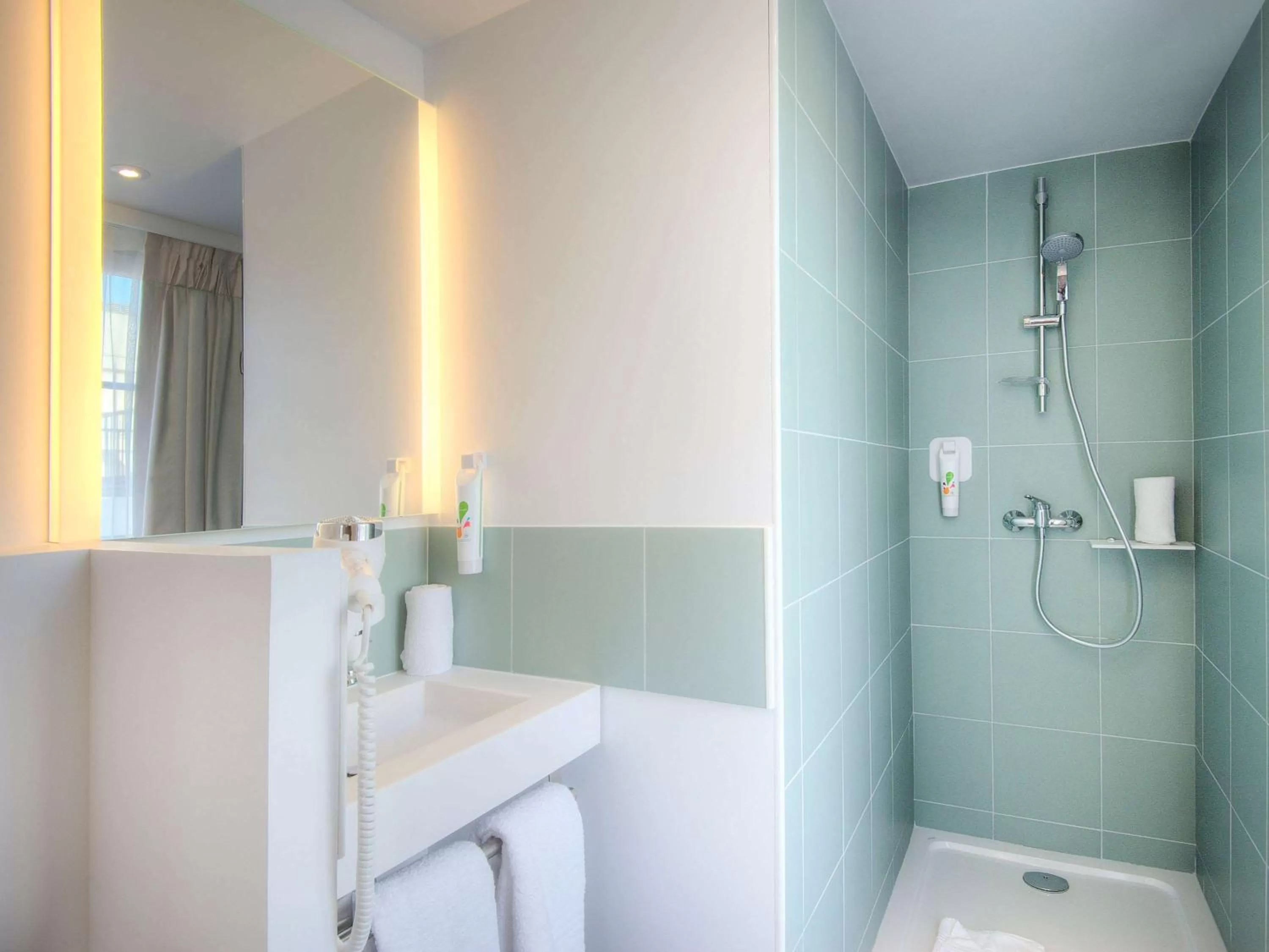 Photo of the whole room in Ibis Styles Nice Centre Gare