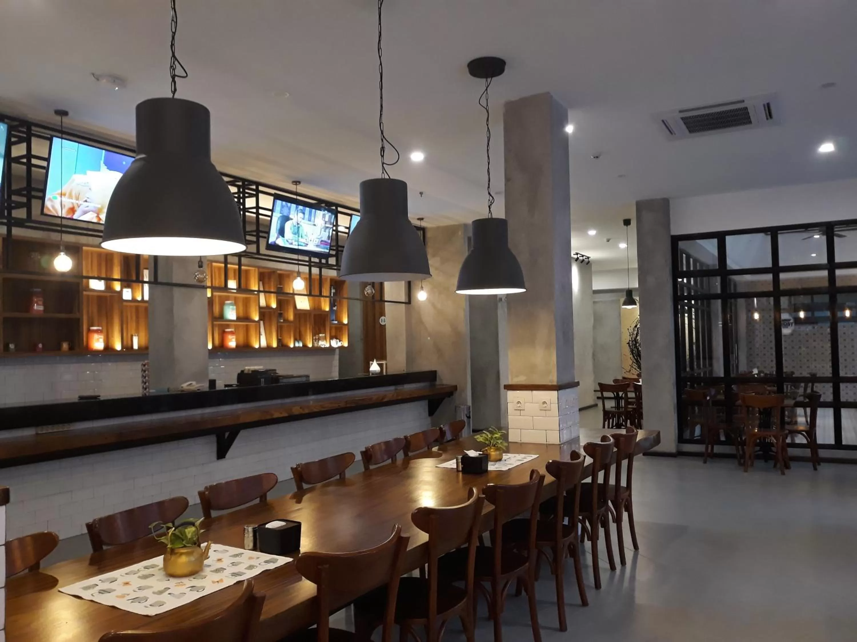 Restaurant/places to eat in Kama Hotel