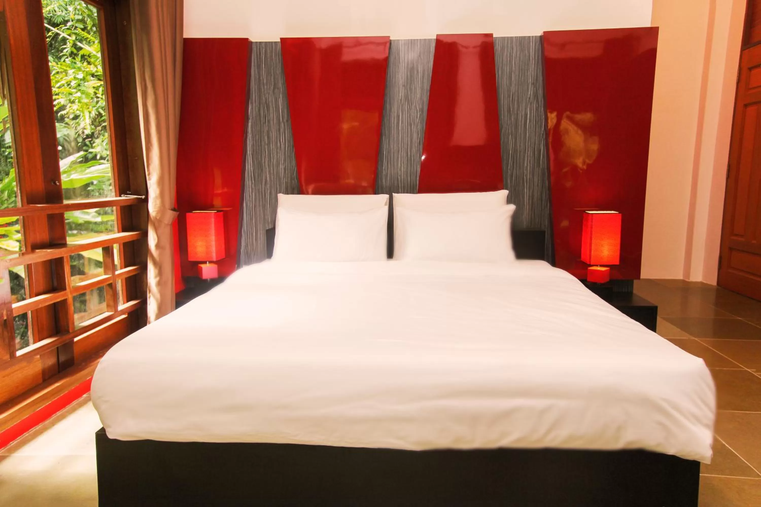 Photo of the whole room, Bed in Harmony Valley Retreat