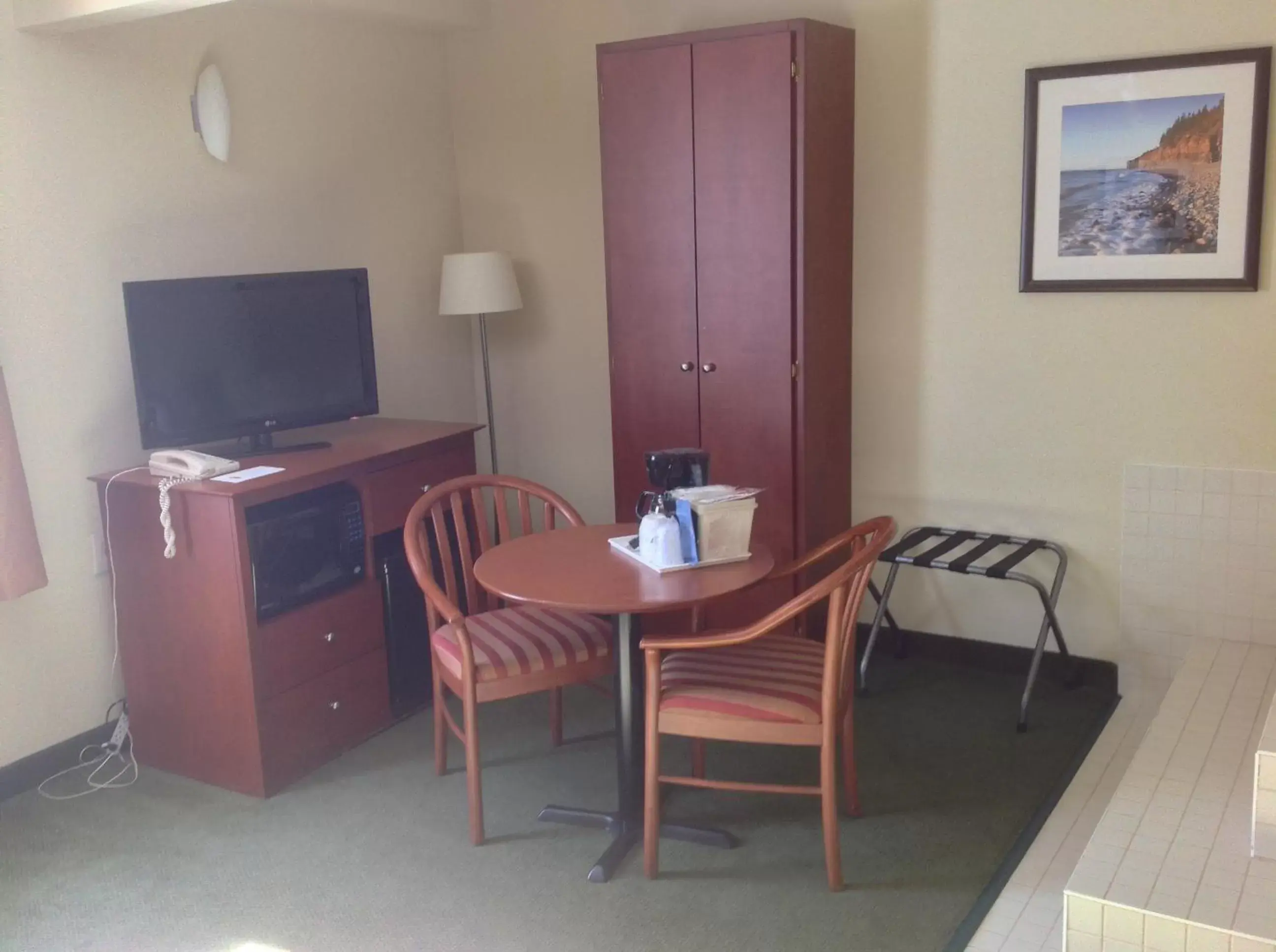 Seating area, TV/Entertainment Center in Super 8 by Wyndham Campbellton NB