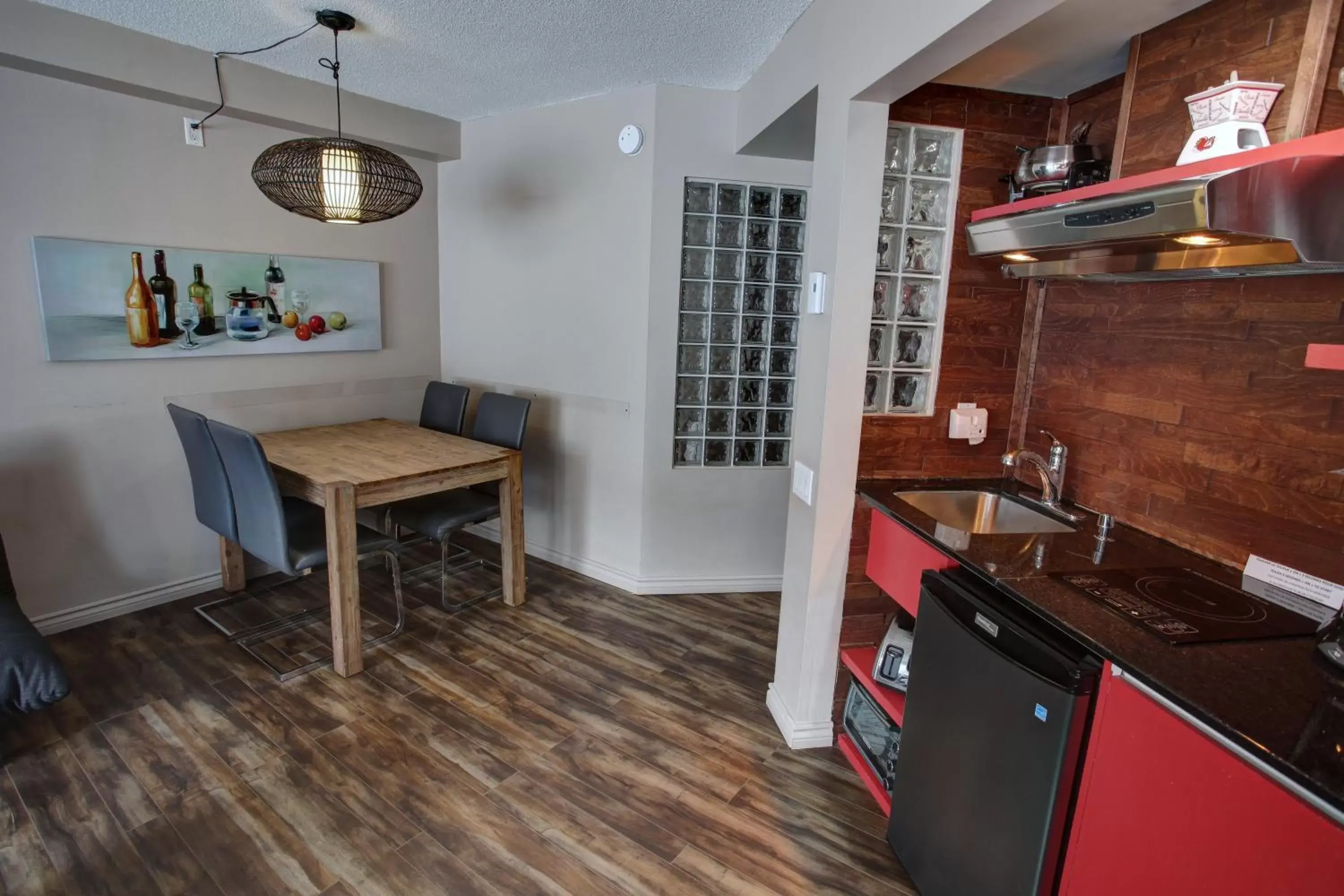 Kitchen or kitchenette, Kitchen/Kitchenette in Hébergement Mont-Ste-Anne Condos