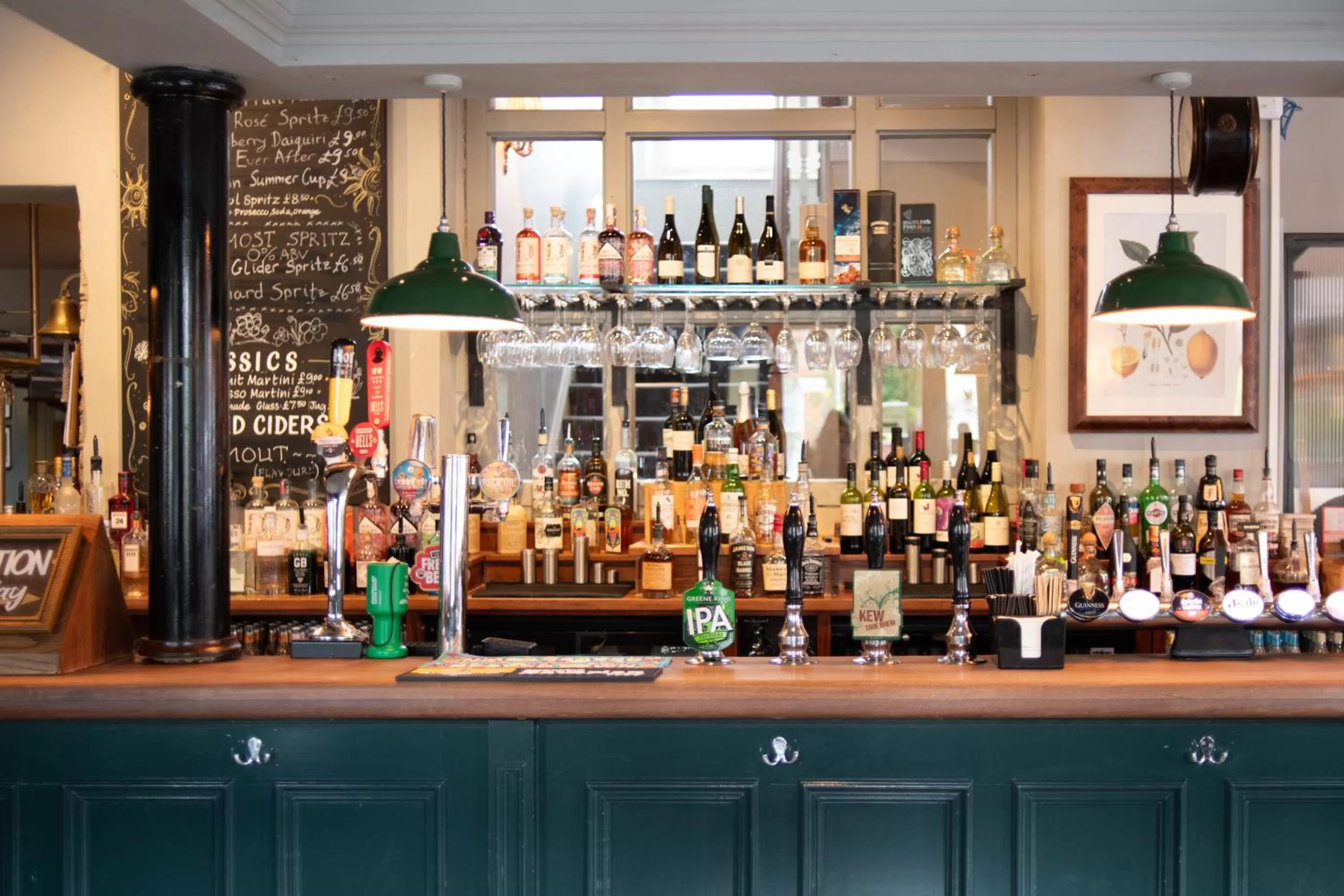 Lounge or bar in Kew Gardens Hotel