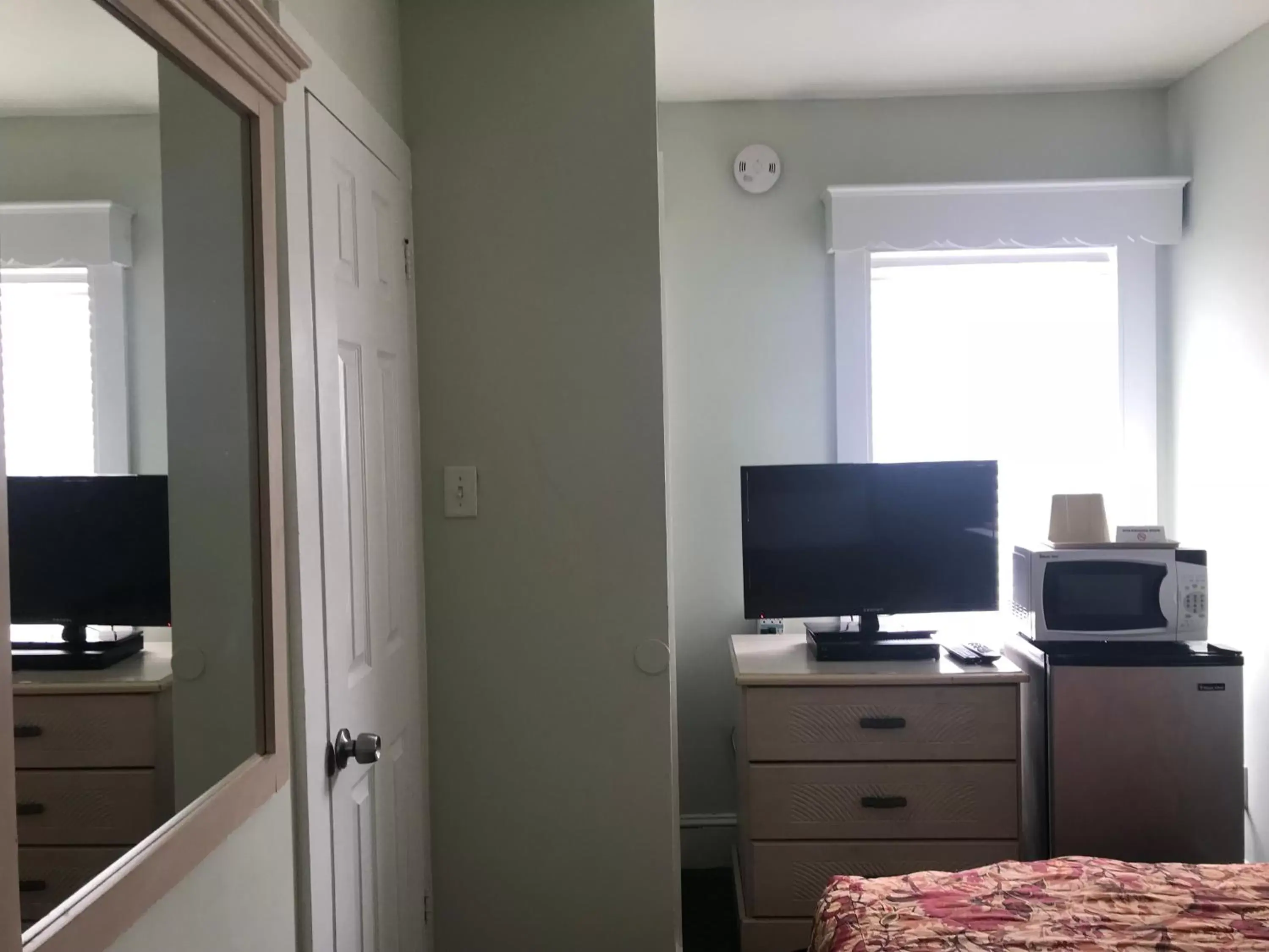 Bedroom, TV/Entertainment Center in Ocean Lodge Hotel & Apartments