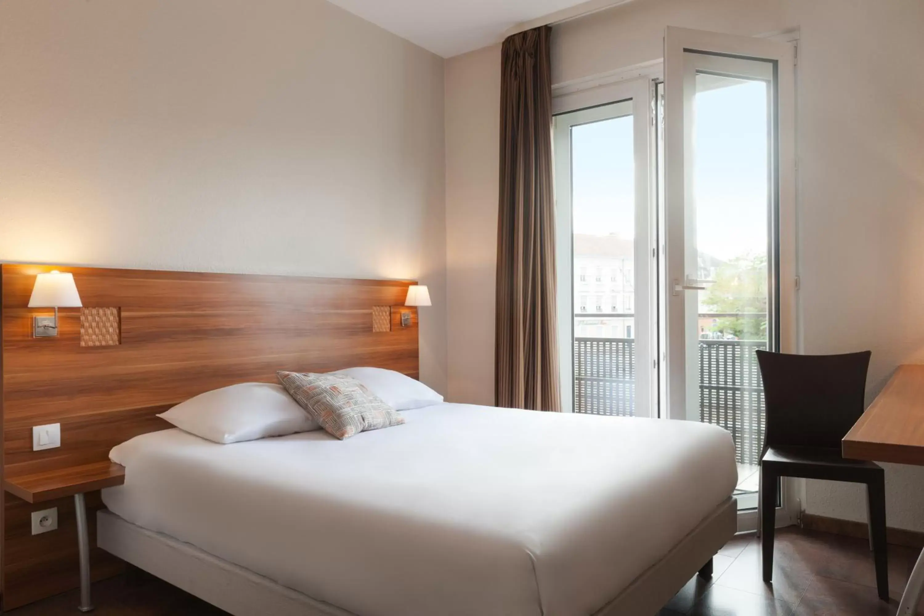 Photo of the whole room, Bed in The Originals Access, Hôtel Colmar Gare (P'tit Dej-Hotel)