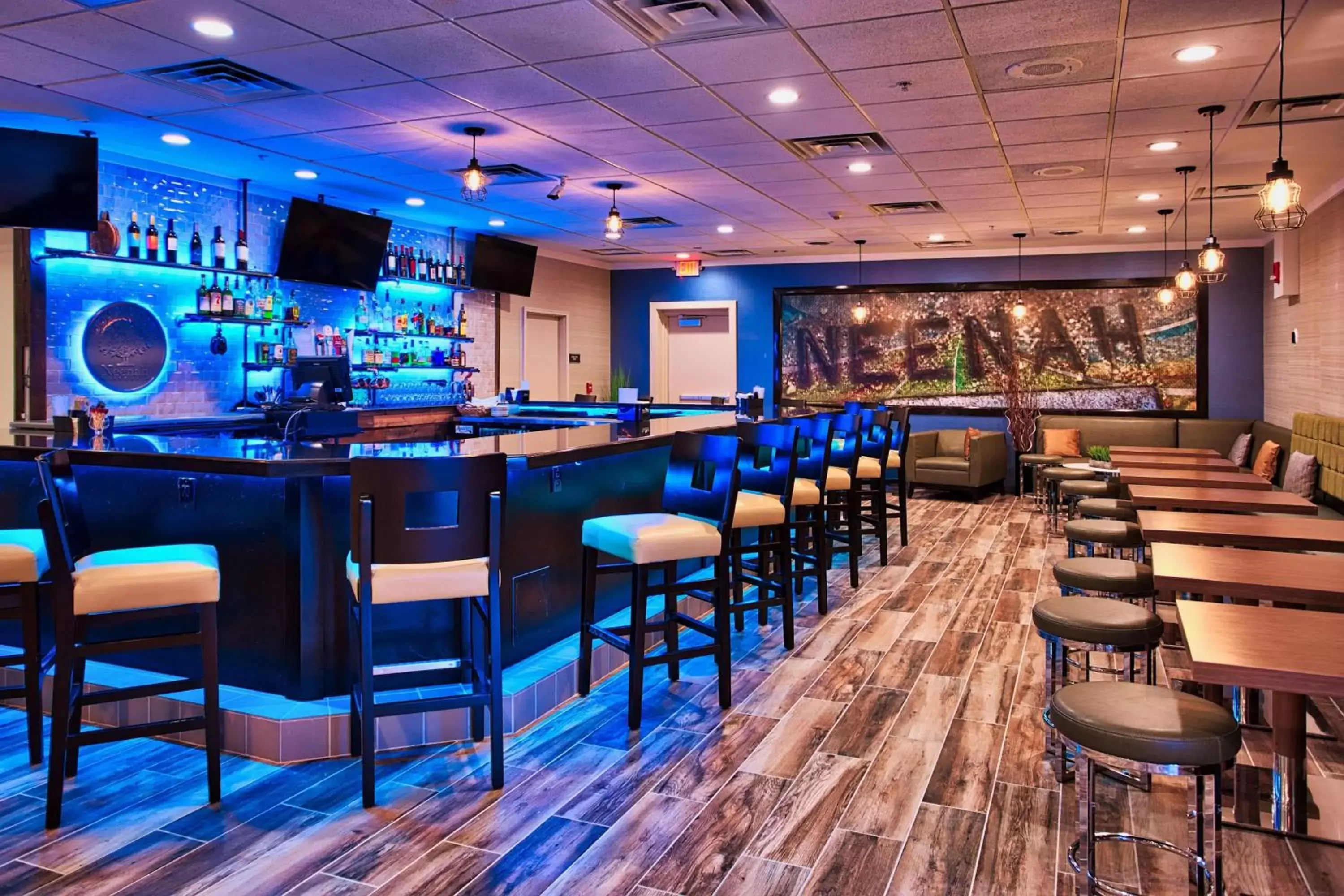 Lounge or bar, Lounge/Bar in DoubleTree by Hilton Neenah
