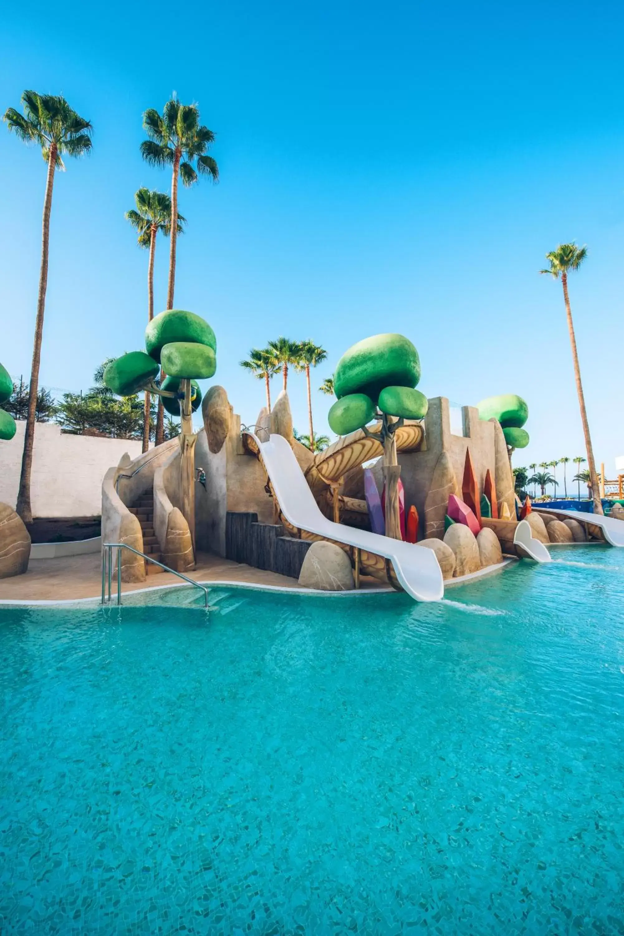 Swimming pool in Iberostar Waves Bouganville Playa Swimming pool in Iberostar Waves Bouganville Playa