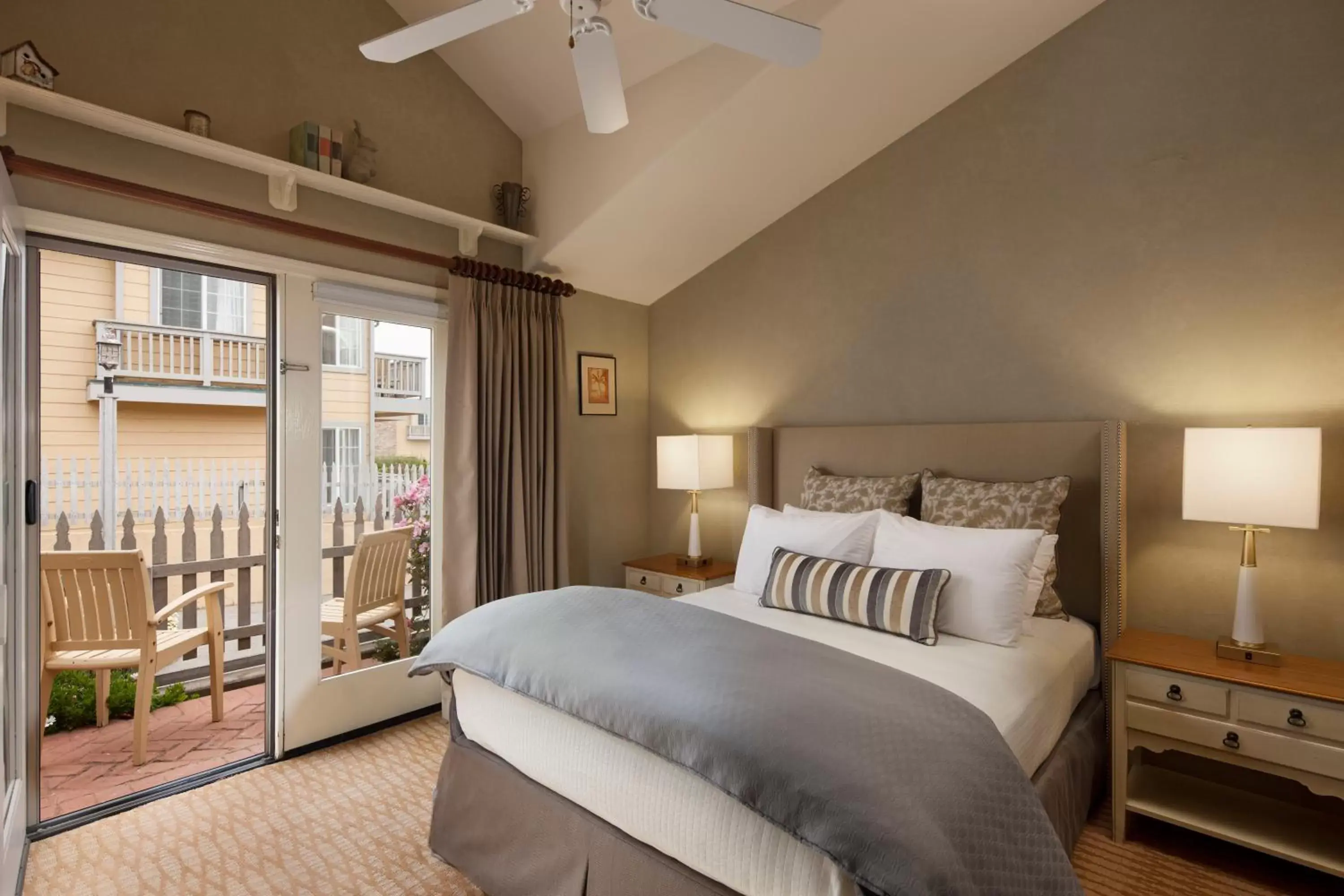 Bed in Pelican Inn & Suites
