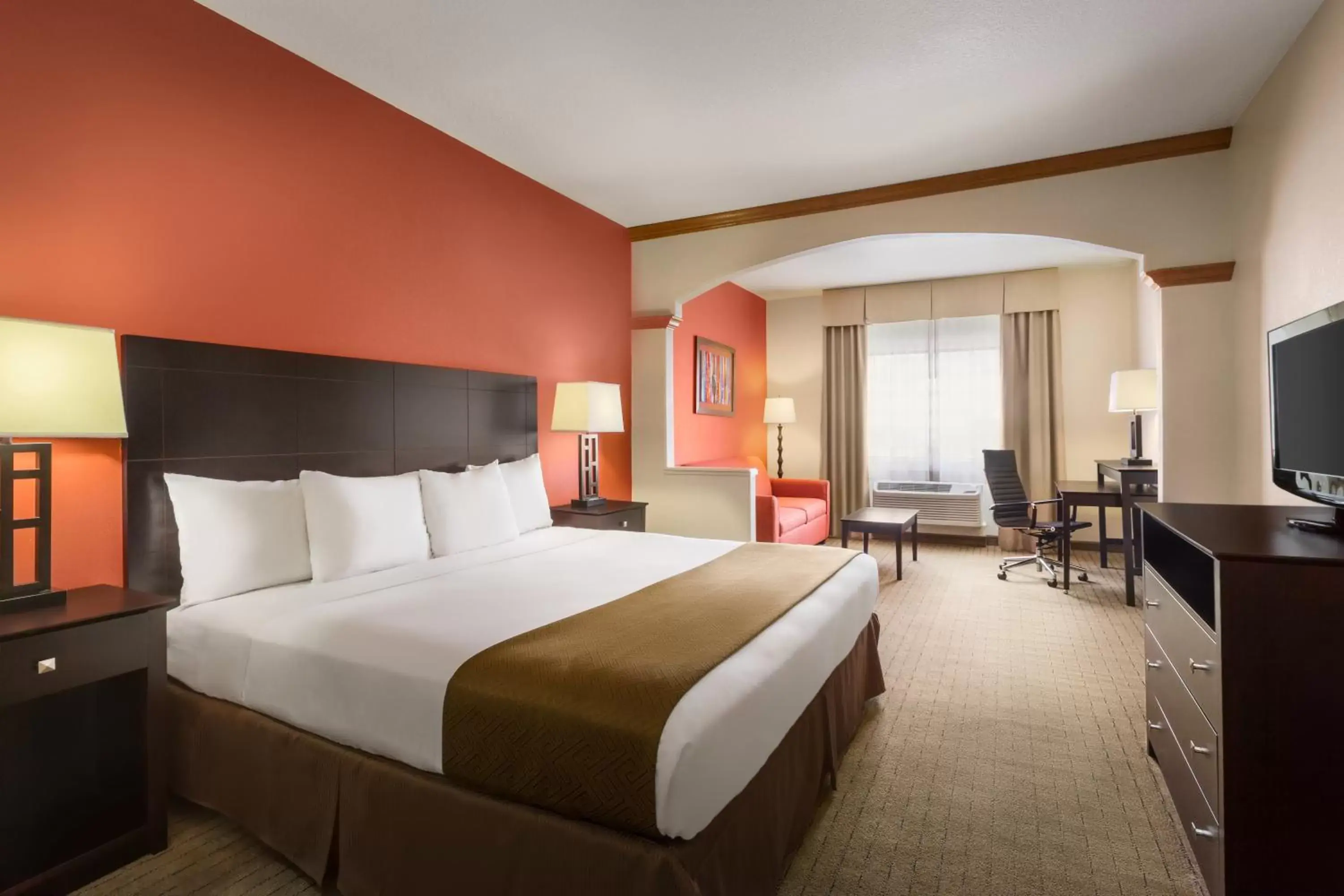 TV and multimedia, Bed in Country Inn & Suites by Radisson, Houston Northwest, TX