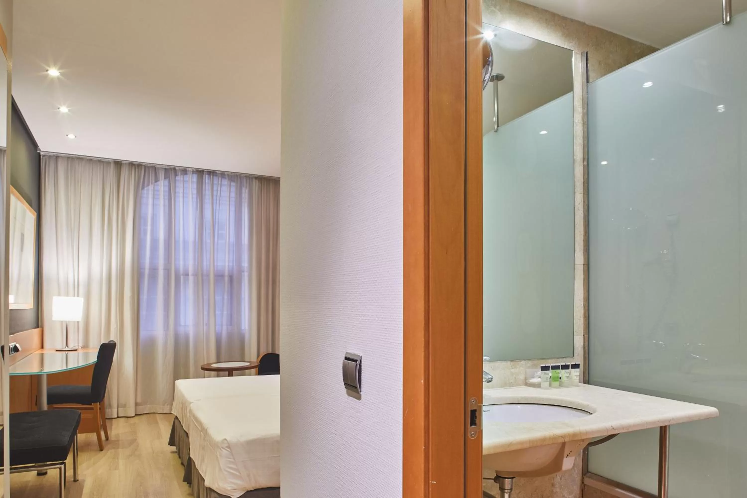 Photo of the whole room, Bed in Silken Al-Andalus Palace