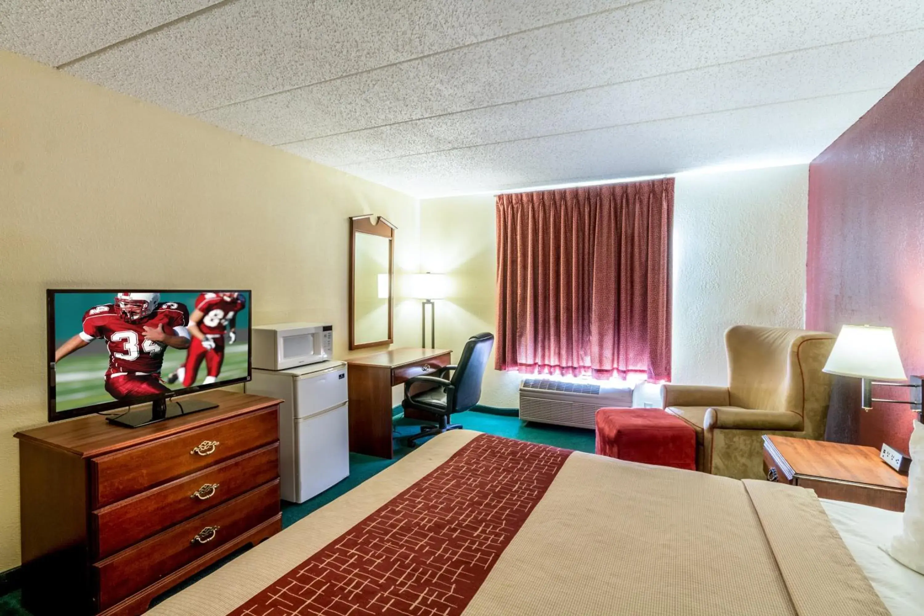 Photo of the whole room, TV/Entertainment Center in Red Roof Inn Morehead