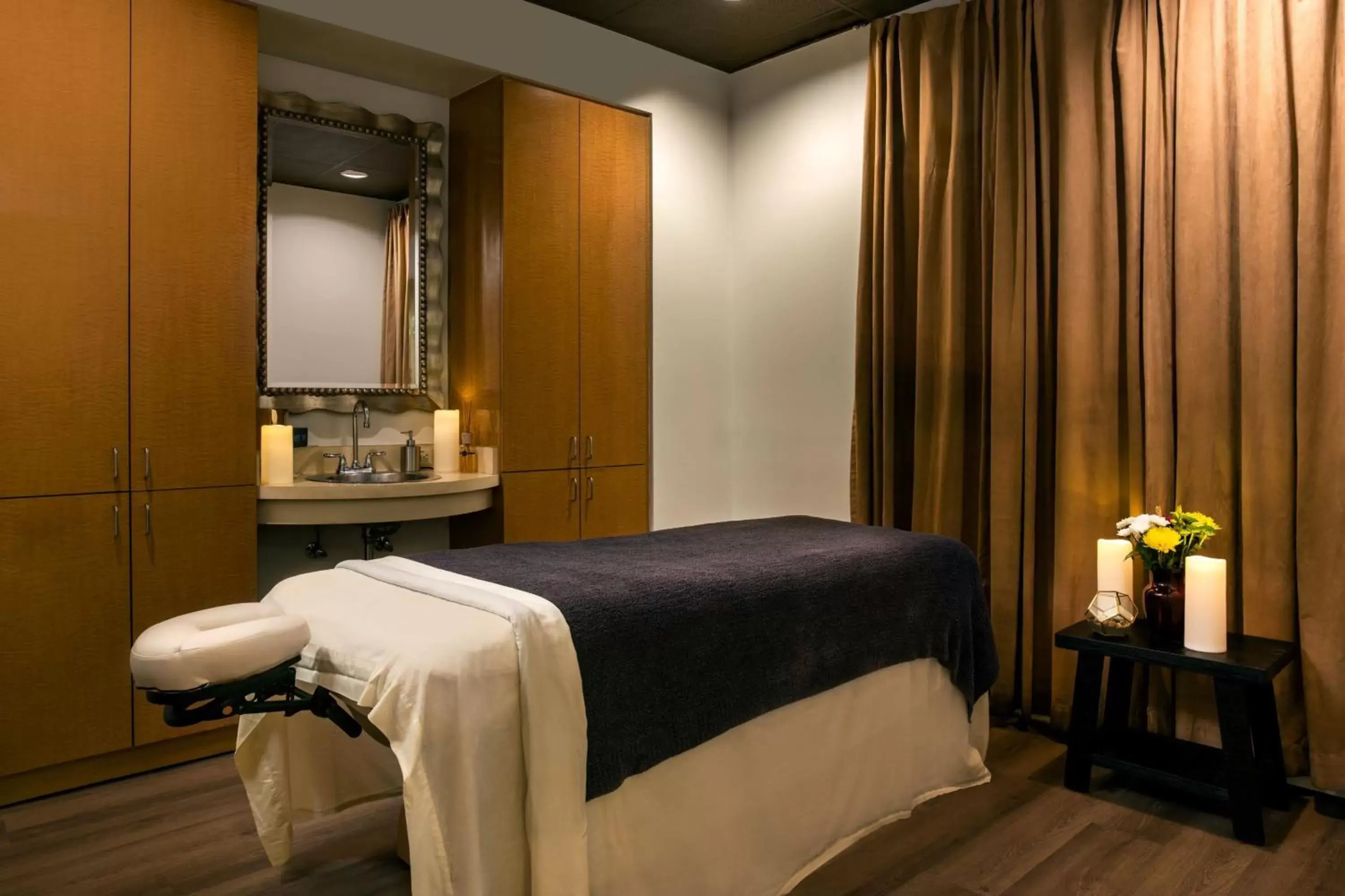 Spa and wellness centre/facilities, Bed in Renaissance Walnut Creek Hotel