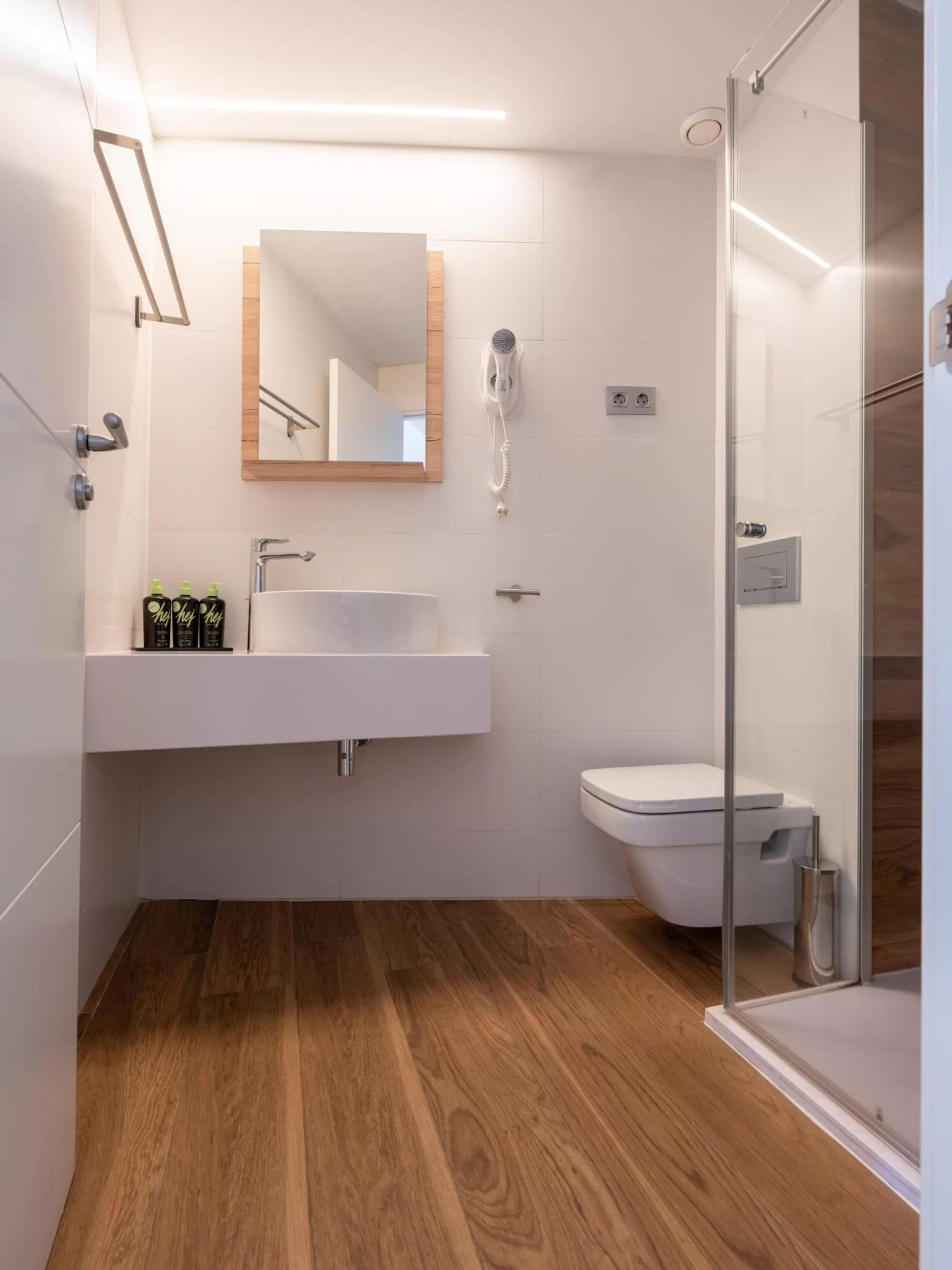 Bathroom in Limehome Barcelona Carrer de Fontcoberta - Digital Access