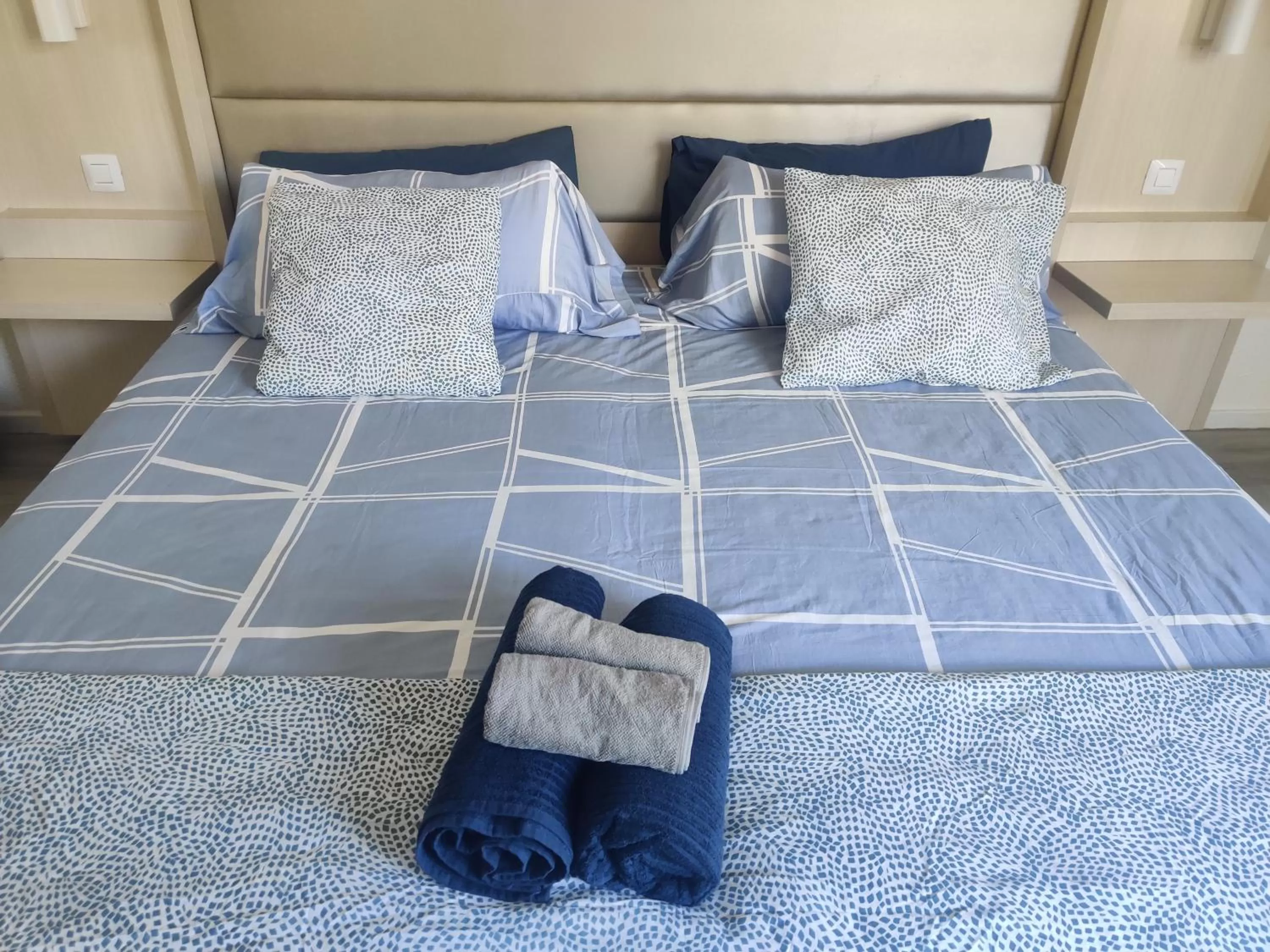 Bed in Luxury Apartment with pool view