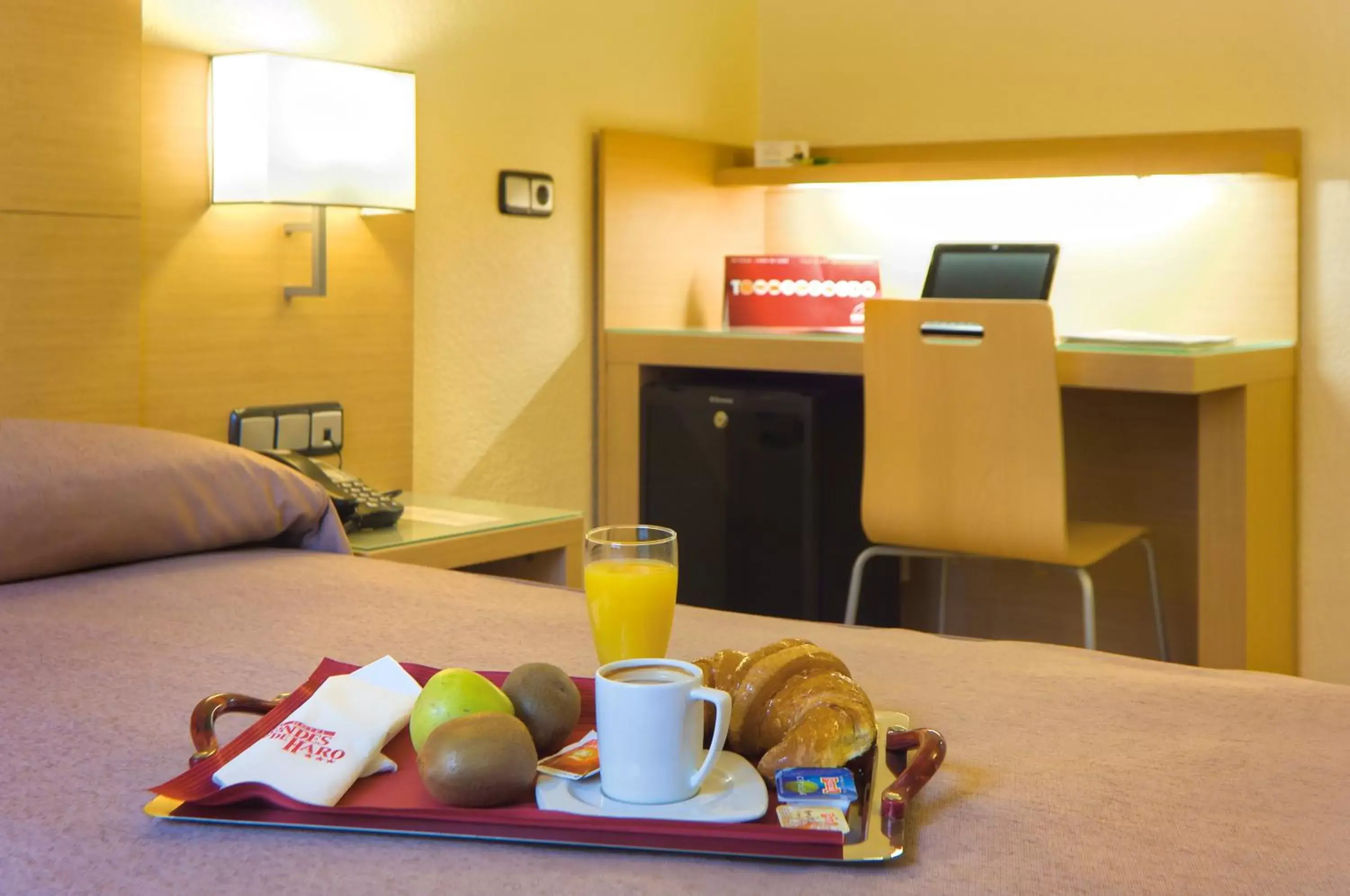 Seating area, Breakfast in Hotel Condes de Haro