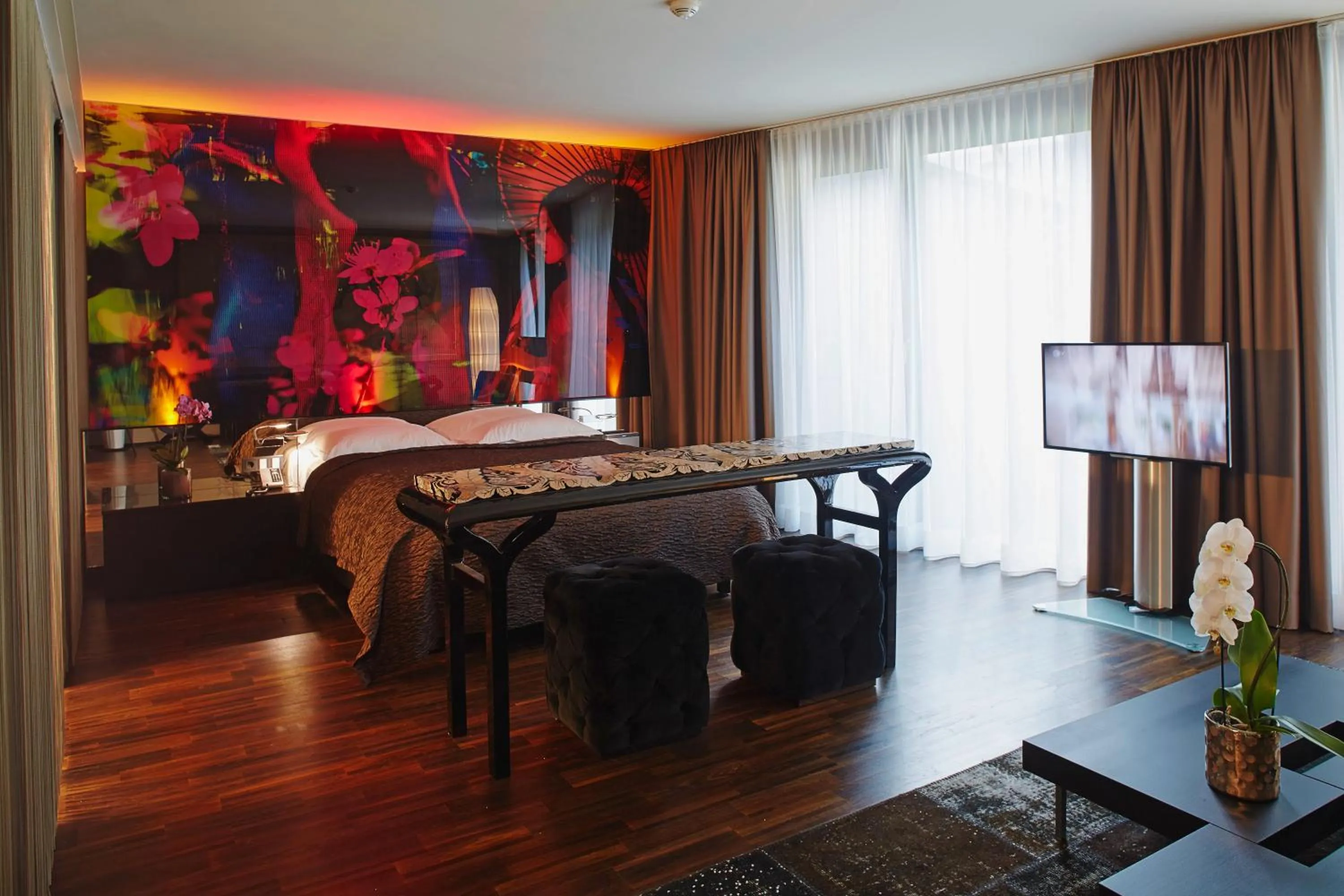 Photo of the whole room, Bed in Savoy Hotel