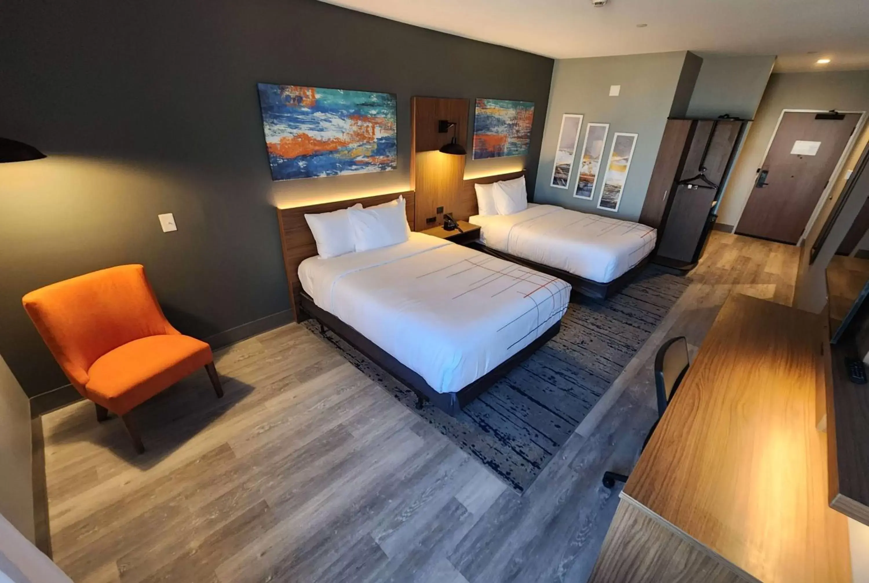 Photo of the whole room, Bed in La Quinta Inn & Suites by Wyndham Del Rio