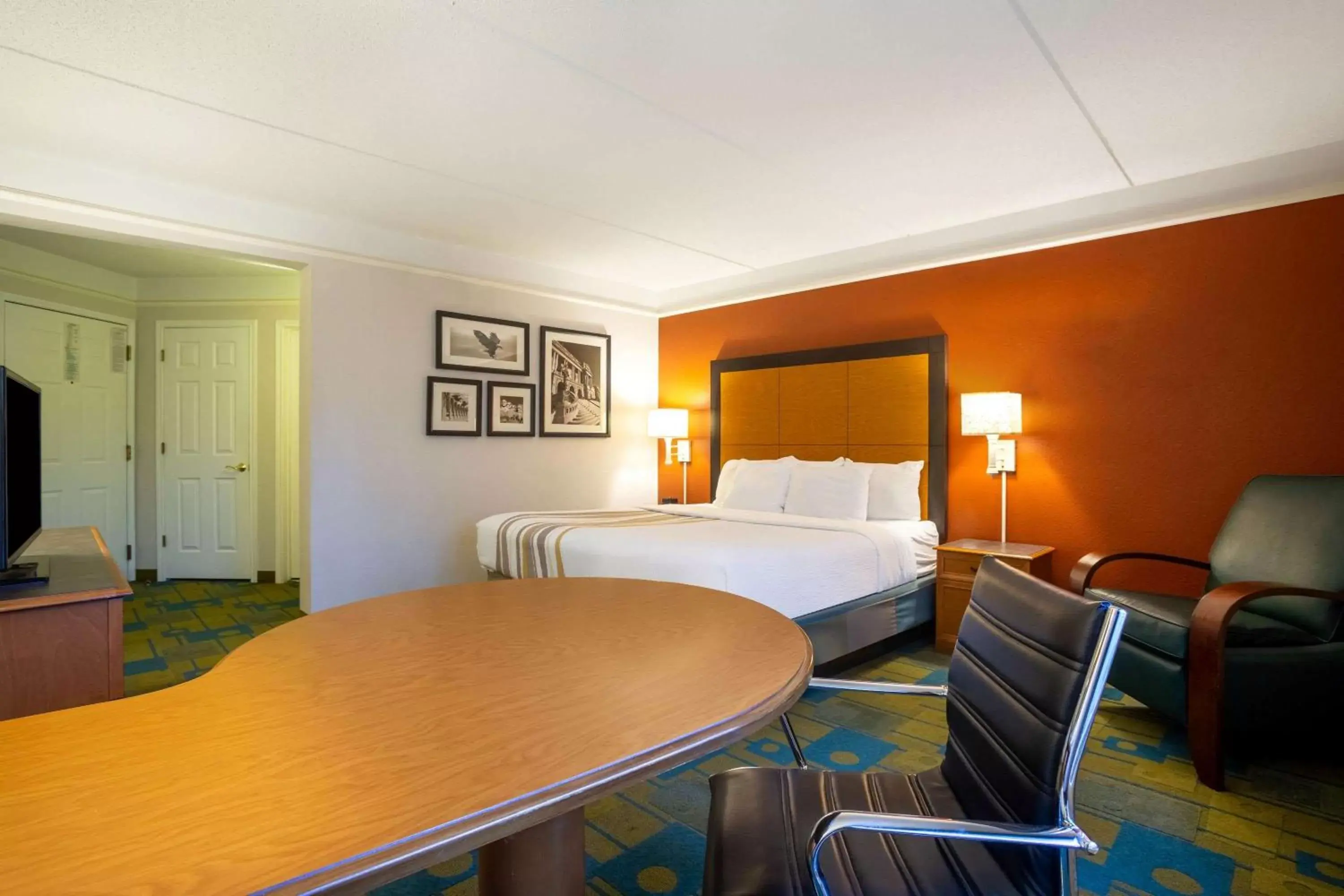 Photo of the whole room, Bed in La Quinta by Wyndham Charlotte Airport South