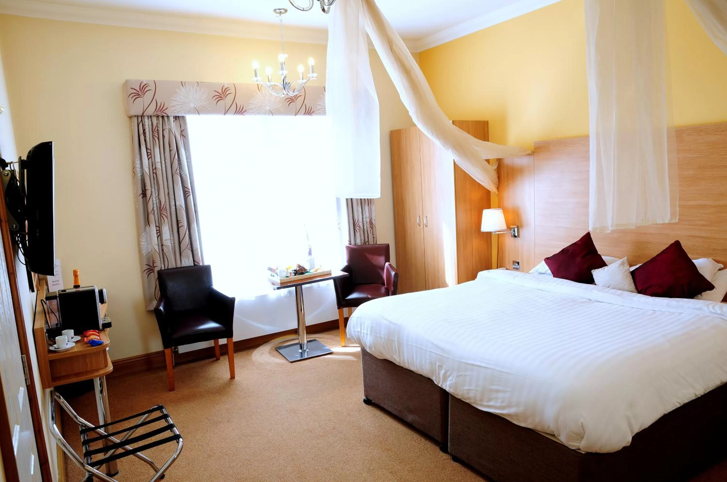 Photo of the whole room, Bed in The Queensgate Hotel