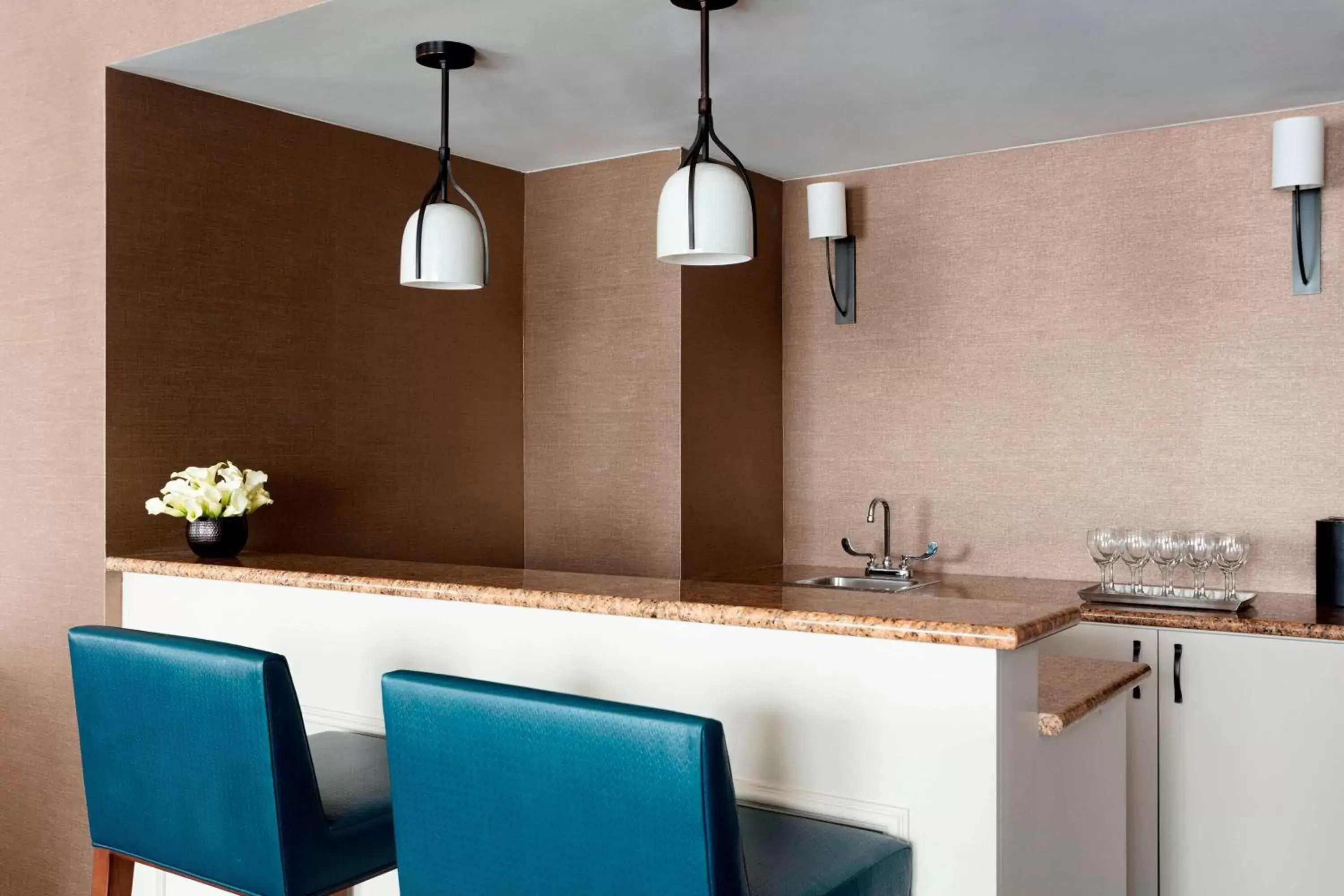 Lounge or bar in Des Moines Marriott Downtown Lounge or bar in Des Moines Marriott Downtown