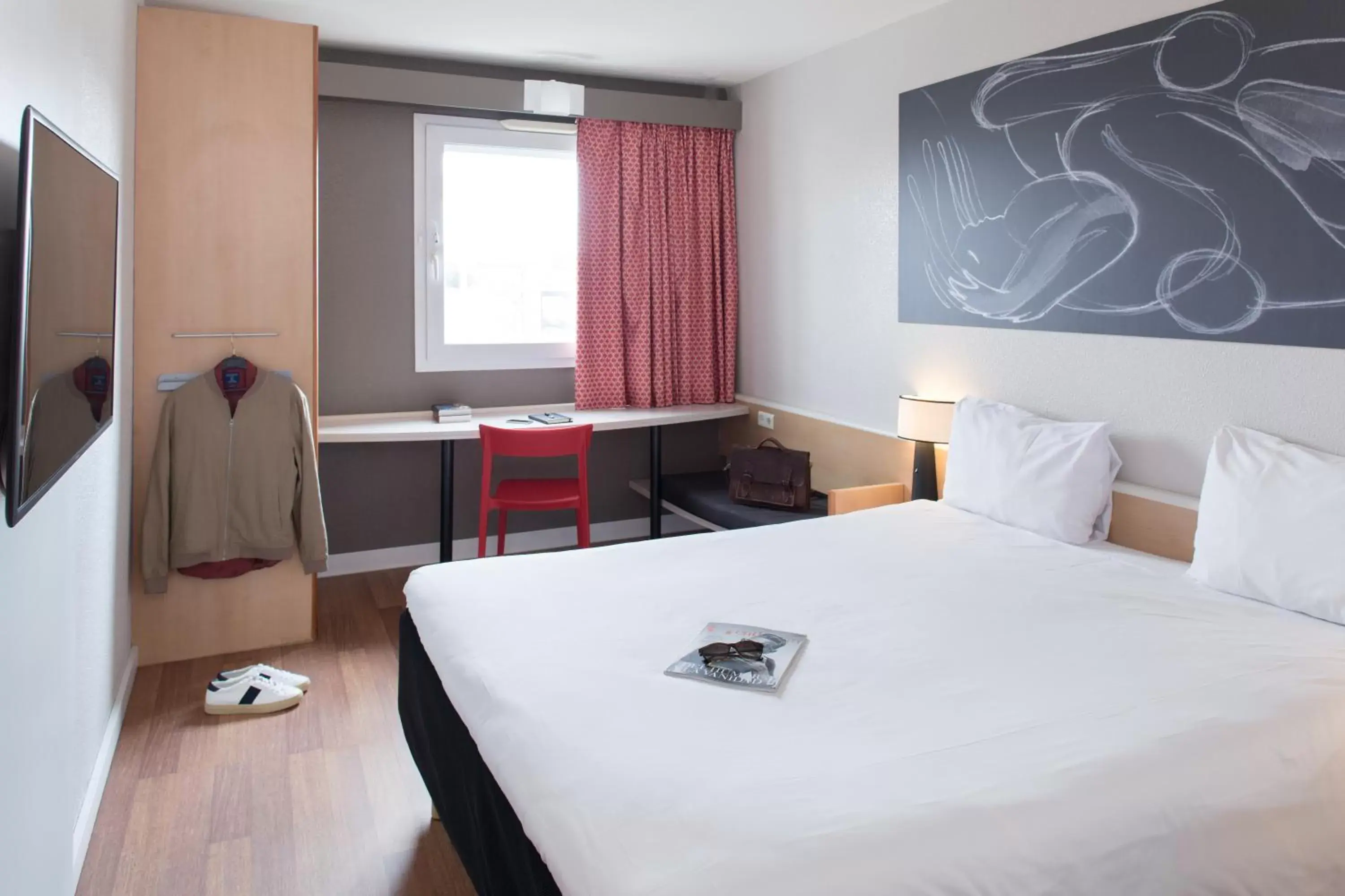 Restaurant/places to eat, Bed in Ibis Madrid Fuenlabrada