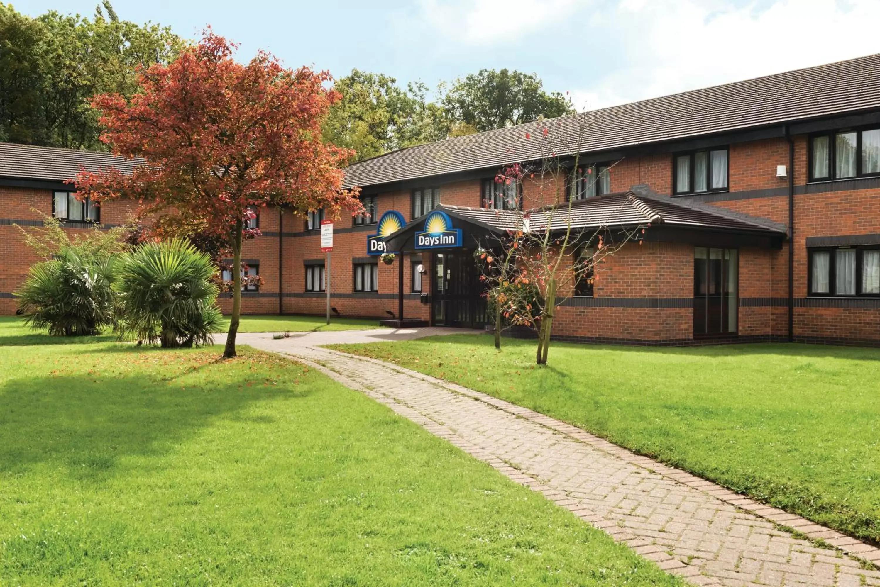 Facade/entrance, Garden in Days Inn Warwick Northbound M40