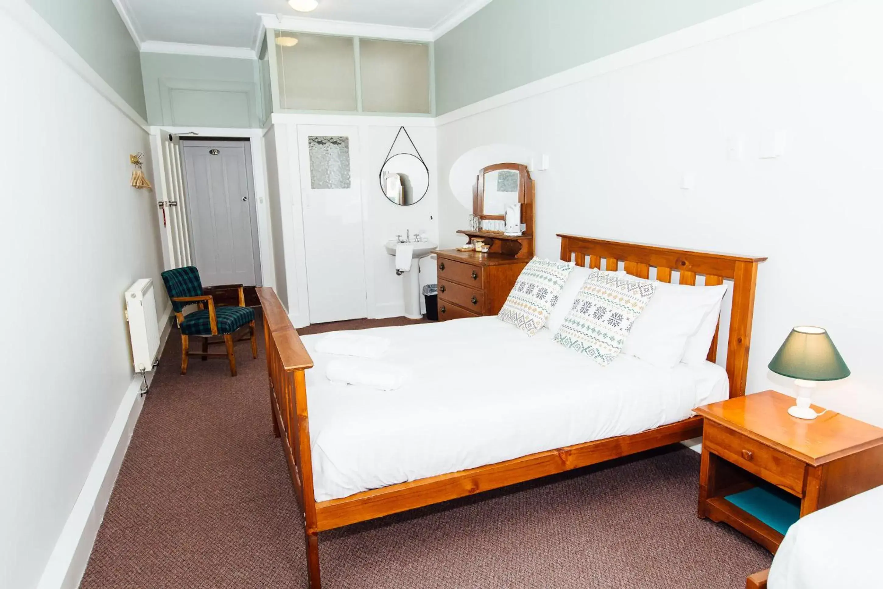 Photo of the whole room, Bed in Bundanoon Hotel