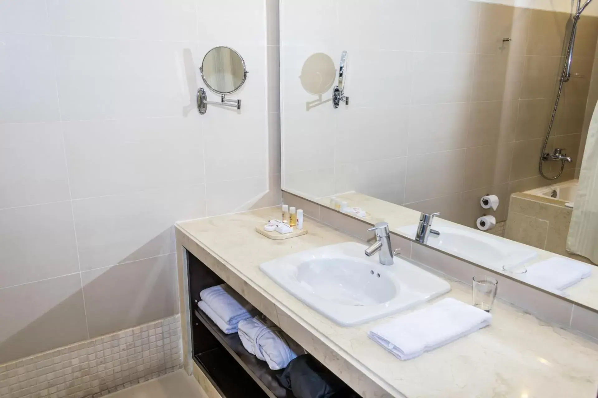 Bathroom in Hotel Madisson Inn Luxury By GEH Suites