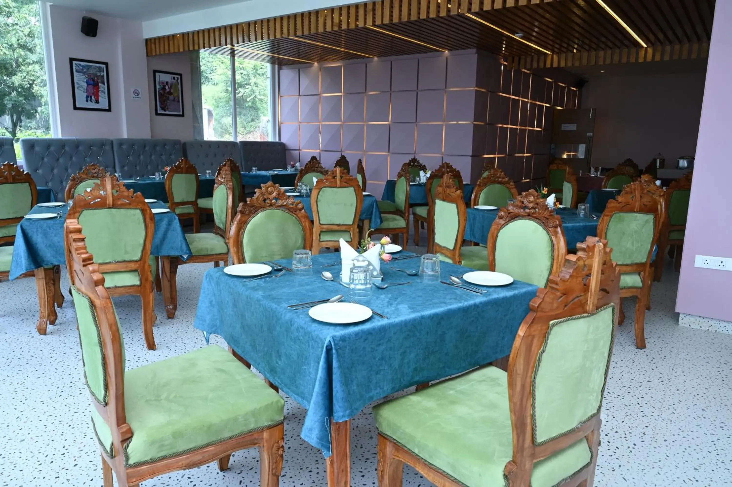 Restaurant/Places to Eat in SPT Clarks Inn Mandi