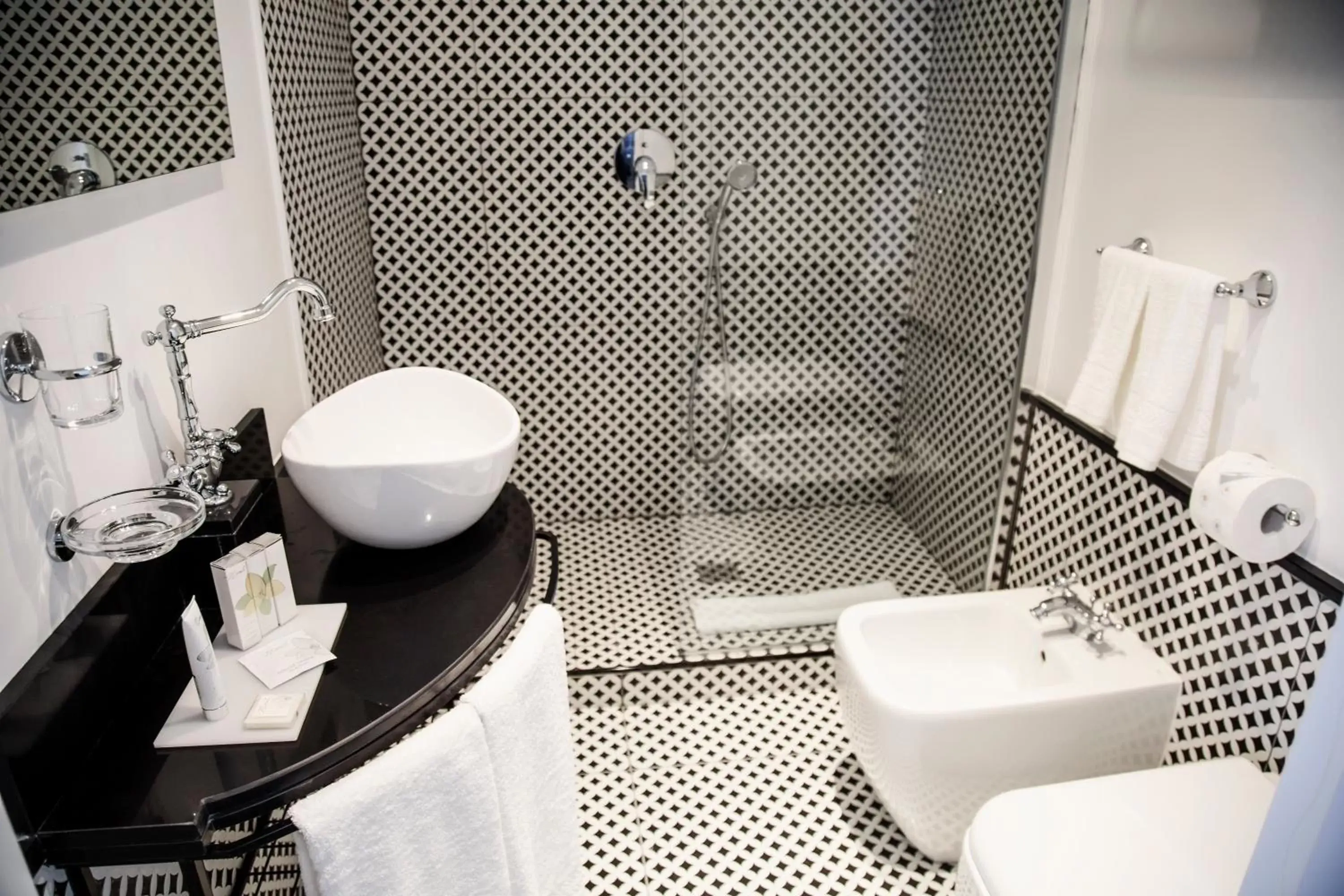 Shower, Bathroom in Boutique Hotel Metro 900