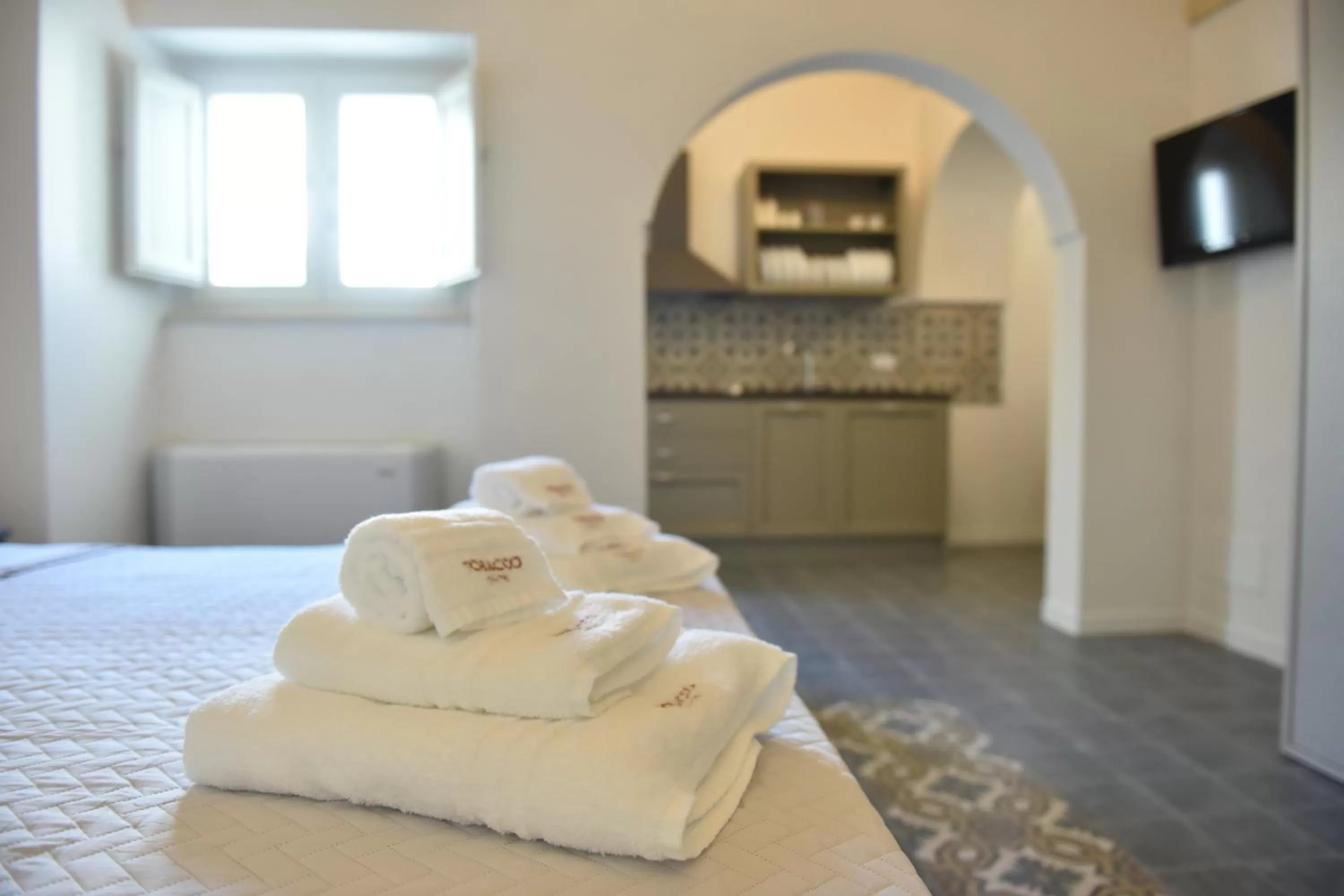 Photo of the whole room, Bed in Tobacco Suite