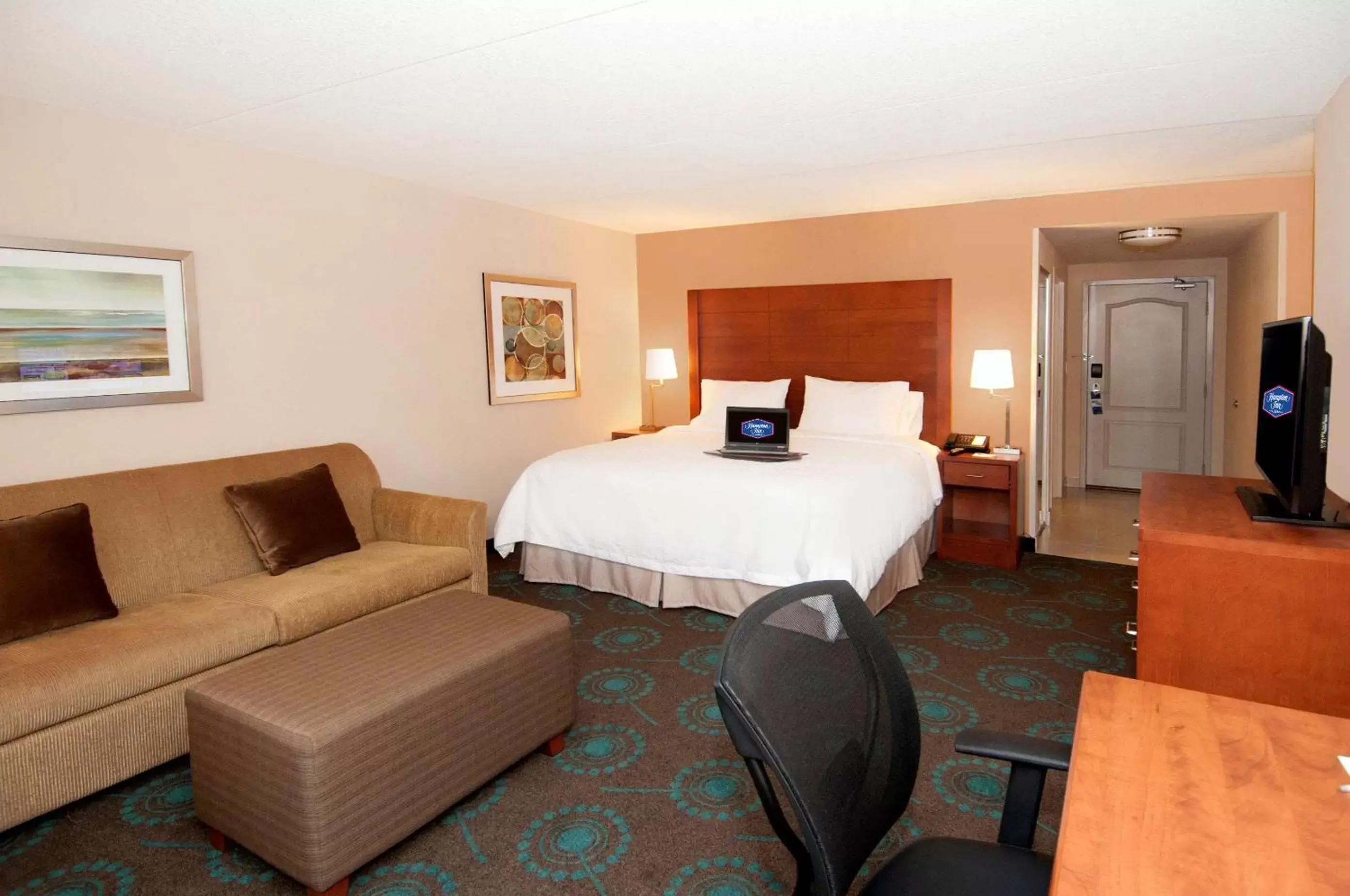 Bed, Seating Area in Hampton Inn by Hilton Brampton - Toronto