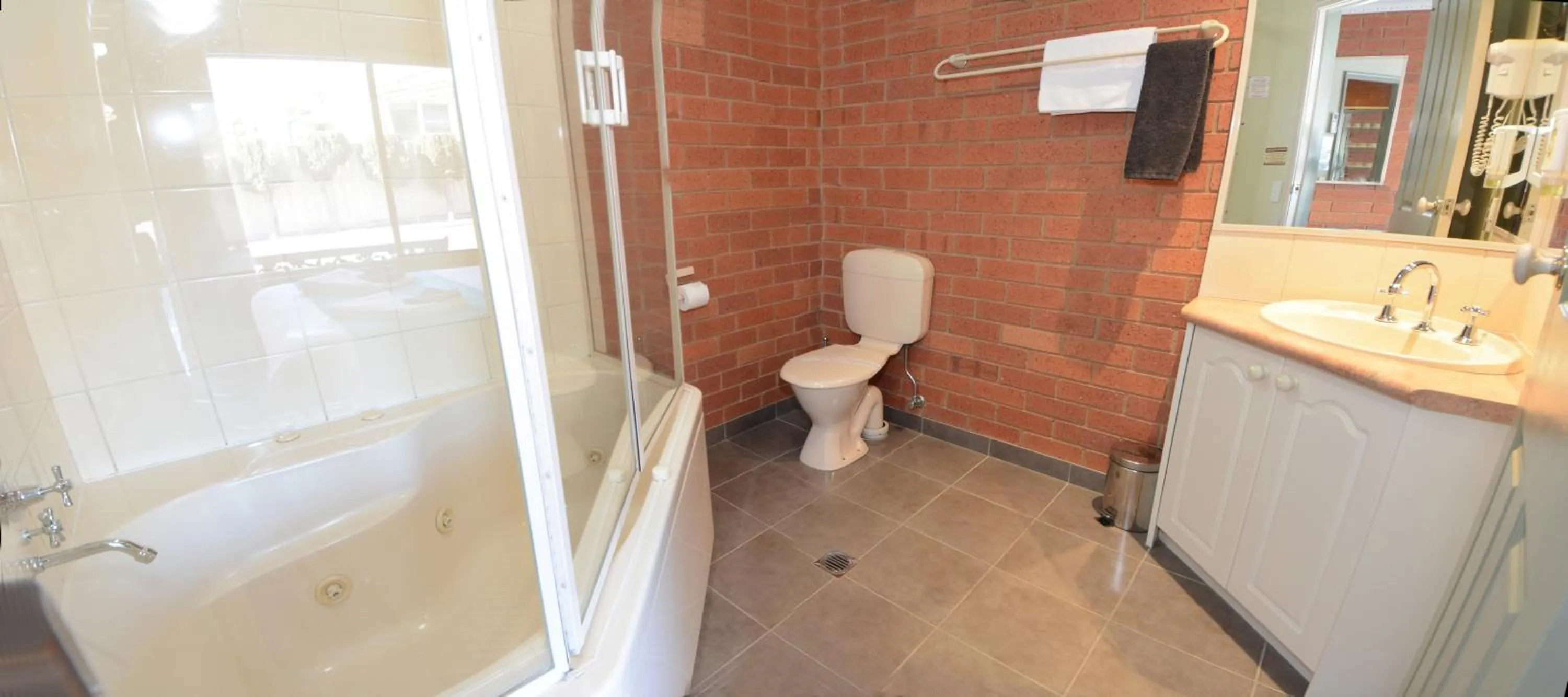 Shower in Bendigo Goldfields Motor Inn