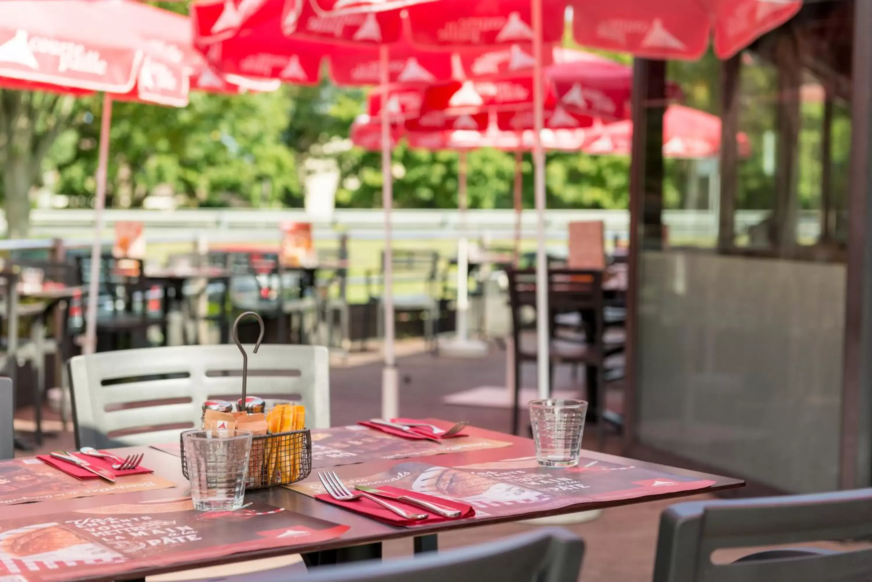 Patio, Restaurant/Places to Eat in ibis Senlis