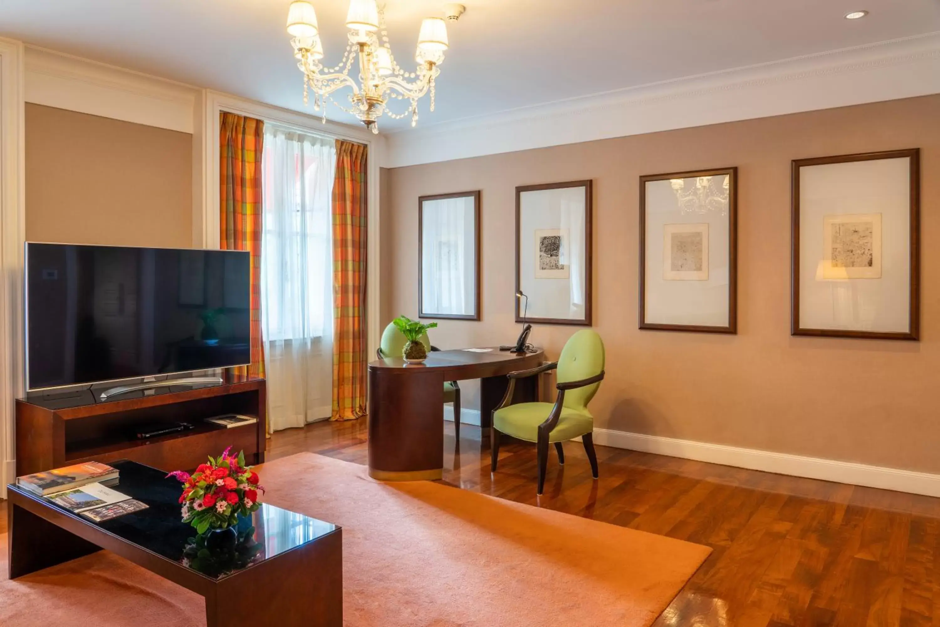 Living room, TV/Entertainment Center in Palacio Duhau - Park Hyatt Buenos Aires