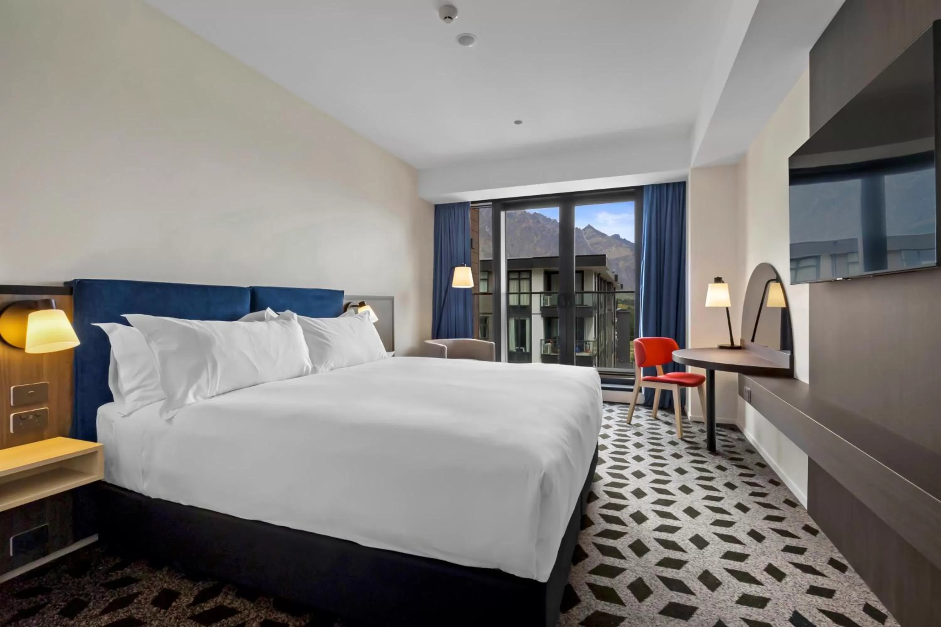 Standard King Room with Balcony in Holiday Inn Queenstown Remarkables Park