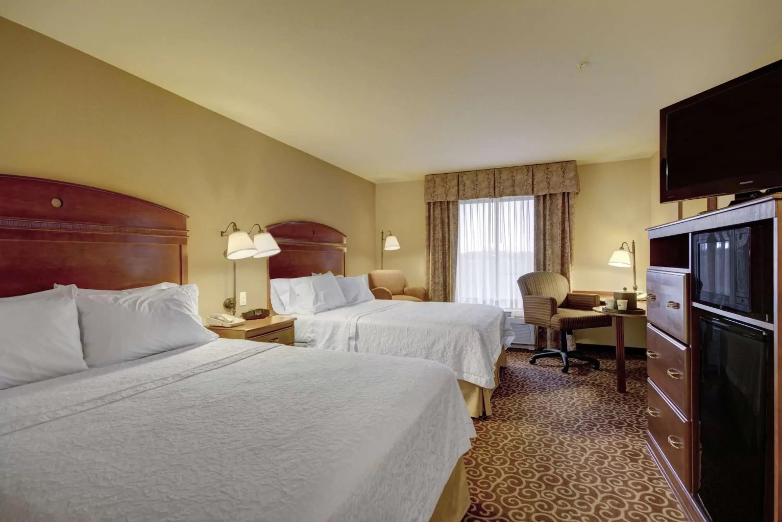 Bathroom, Bed in Hampton Inn and Suites Alexandria