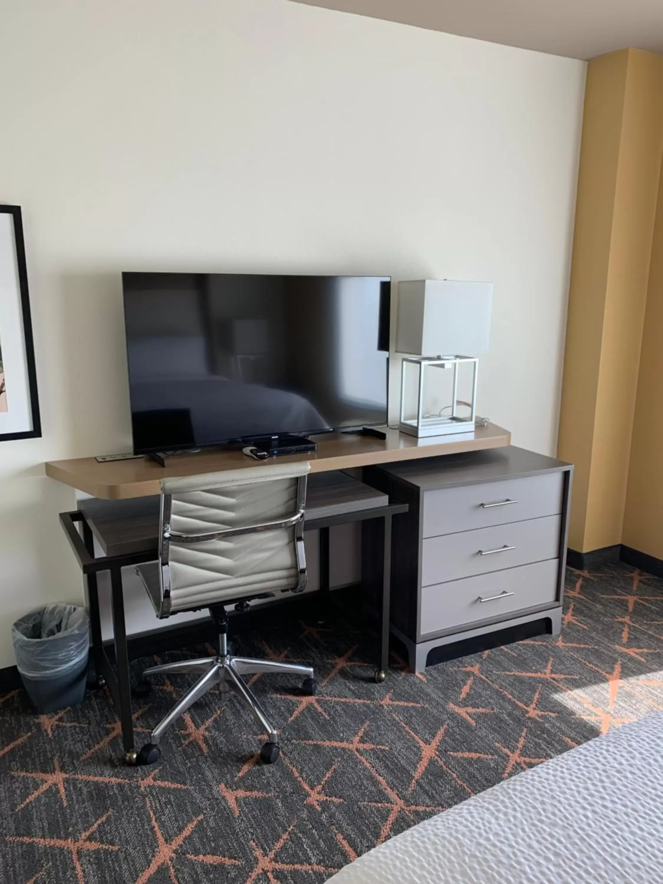 Bedroom, TV/Entertainment Center in Holiday Inn & Suites Stillwater-University West, an IHG Hotel