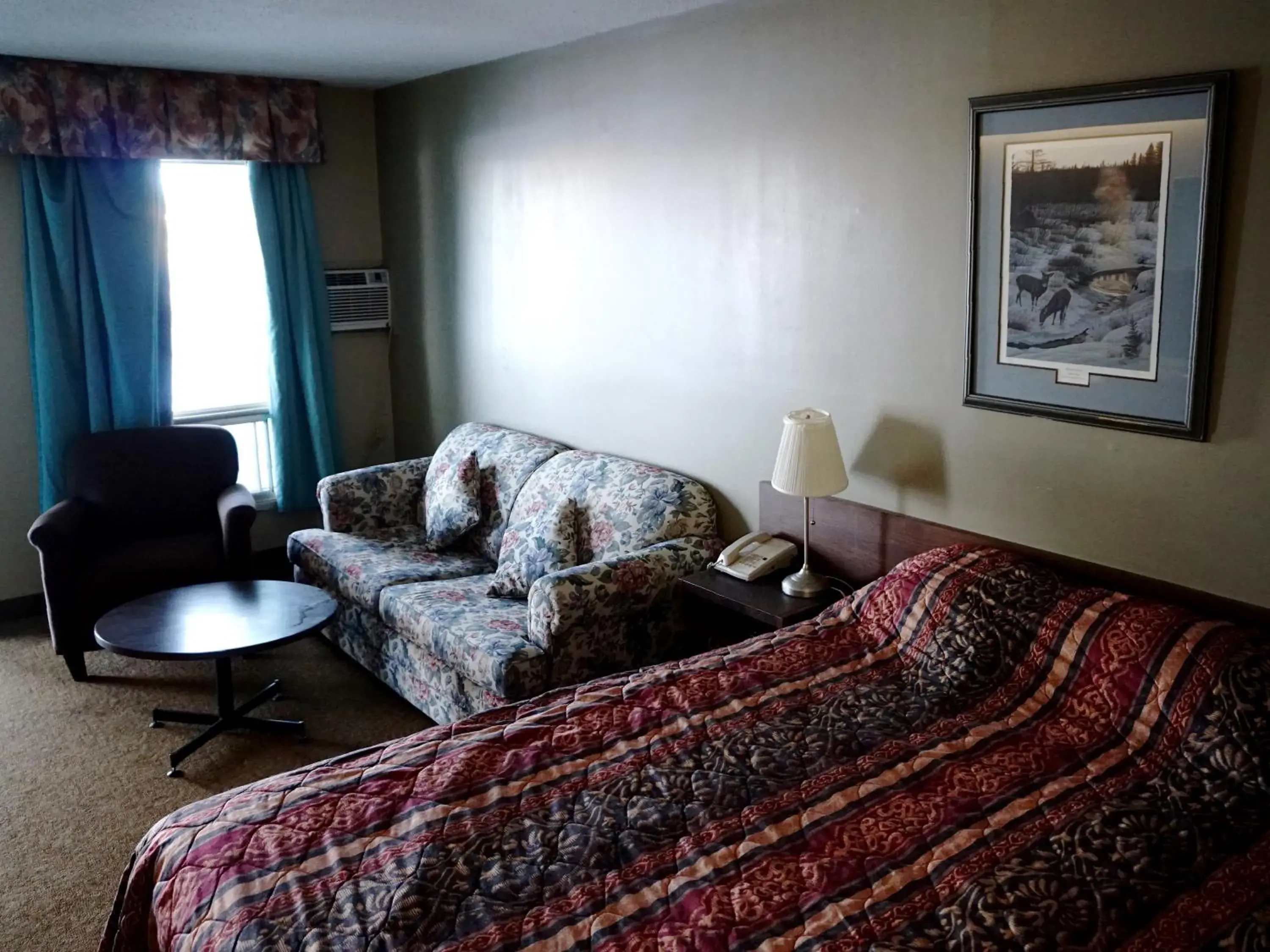 Bed, Seating Area in The Ritz Cafe and Motor Inn