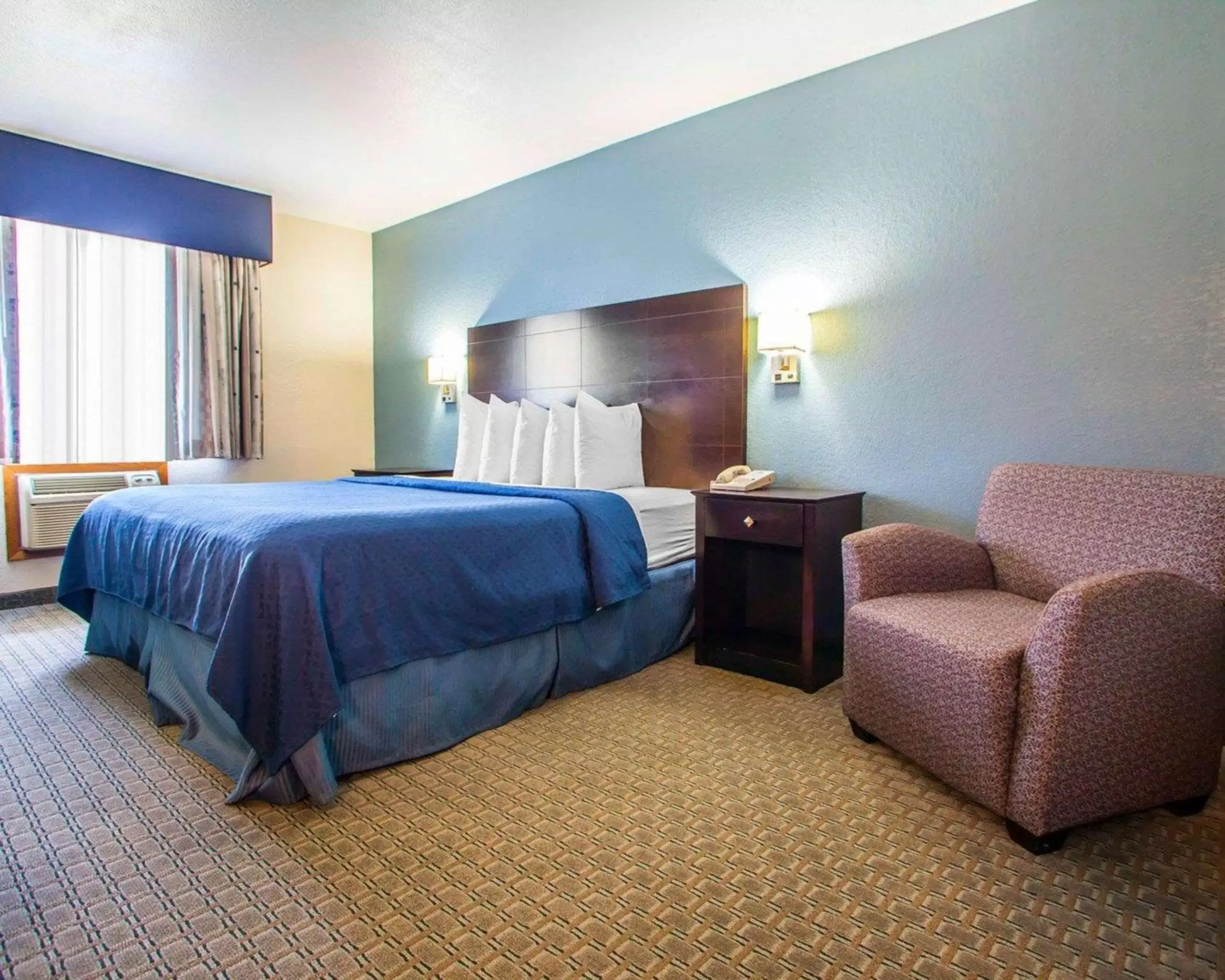 Photo of the whole room, Bed in Quality Inn & Suites Ankeny-Des Moines