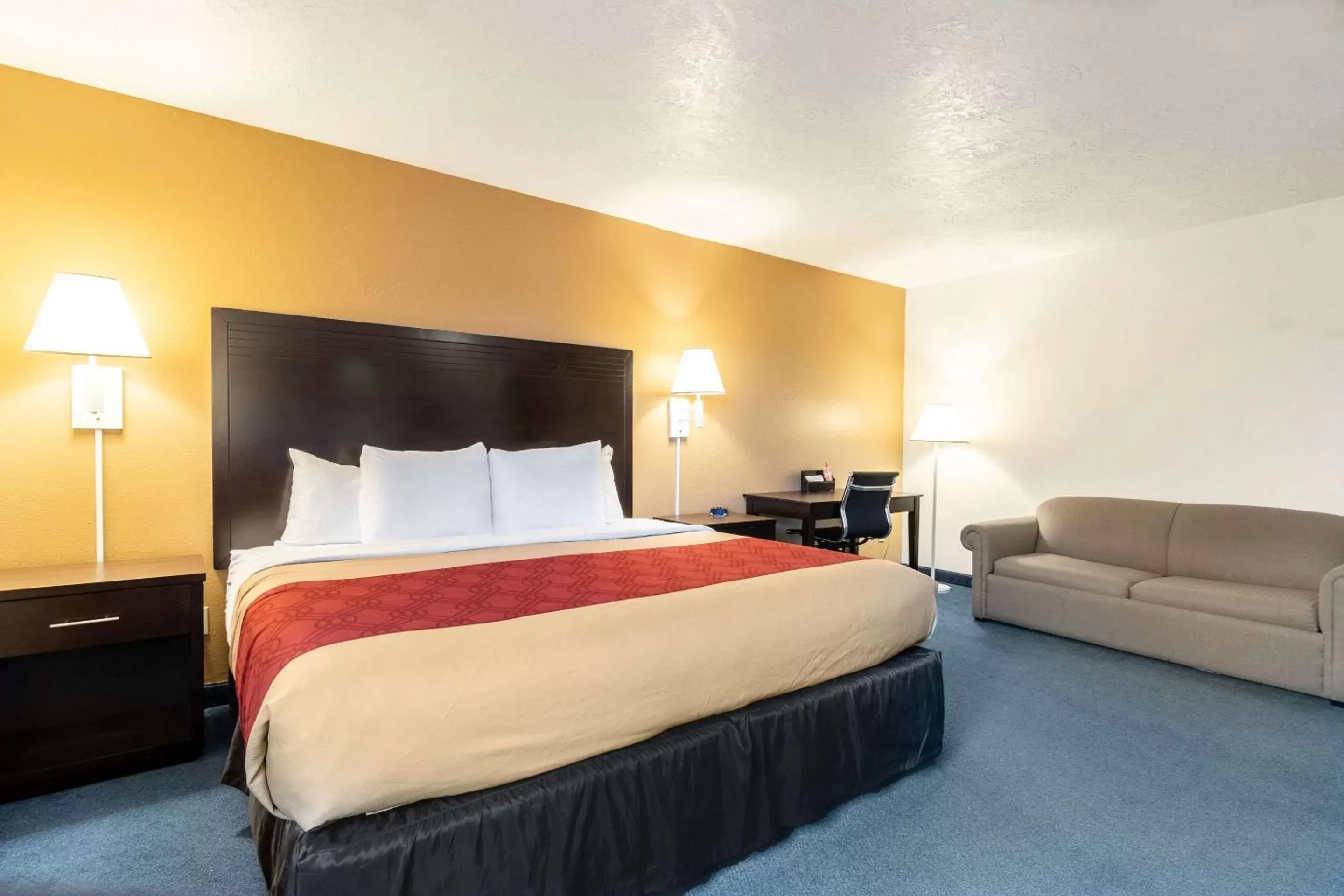 Photo of the whole room, Bed in Econo Lodge Corvallis Near University