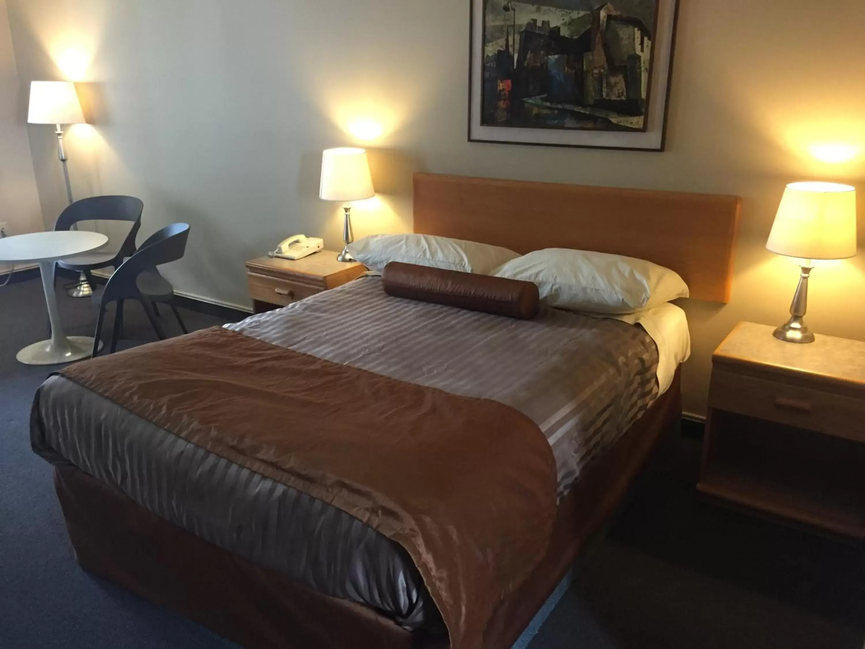 Bed in Avalon Inn