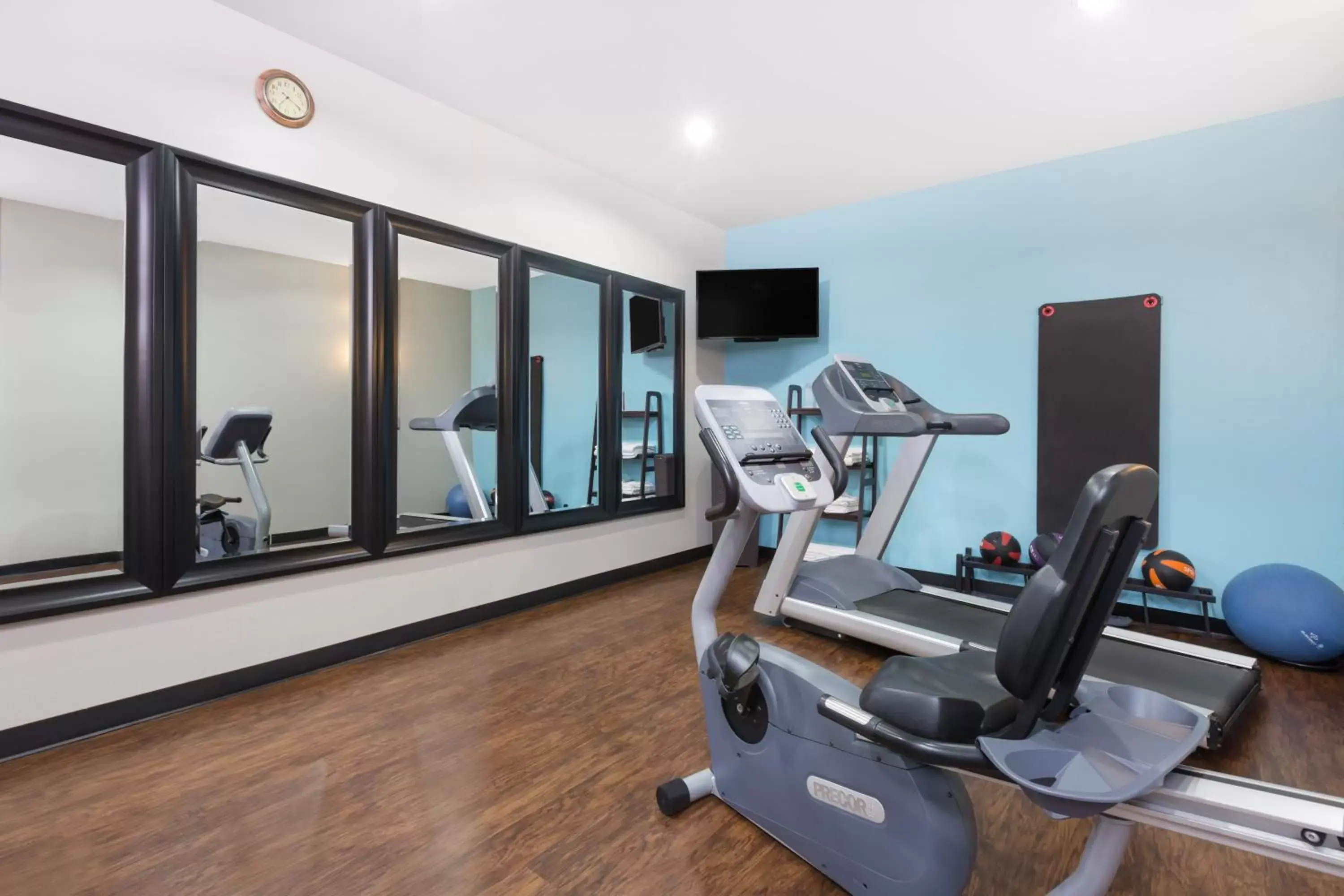 Fitness centre/facilities, Fitness Center/Facilities in Days Inn & Suites by Wyndham Madisonville