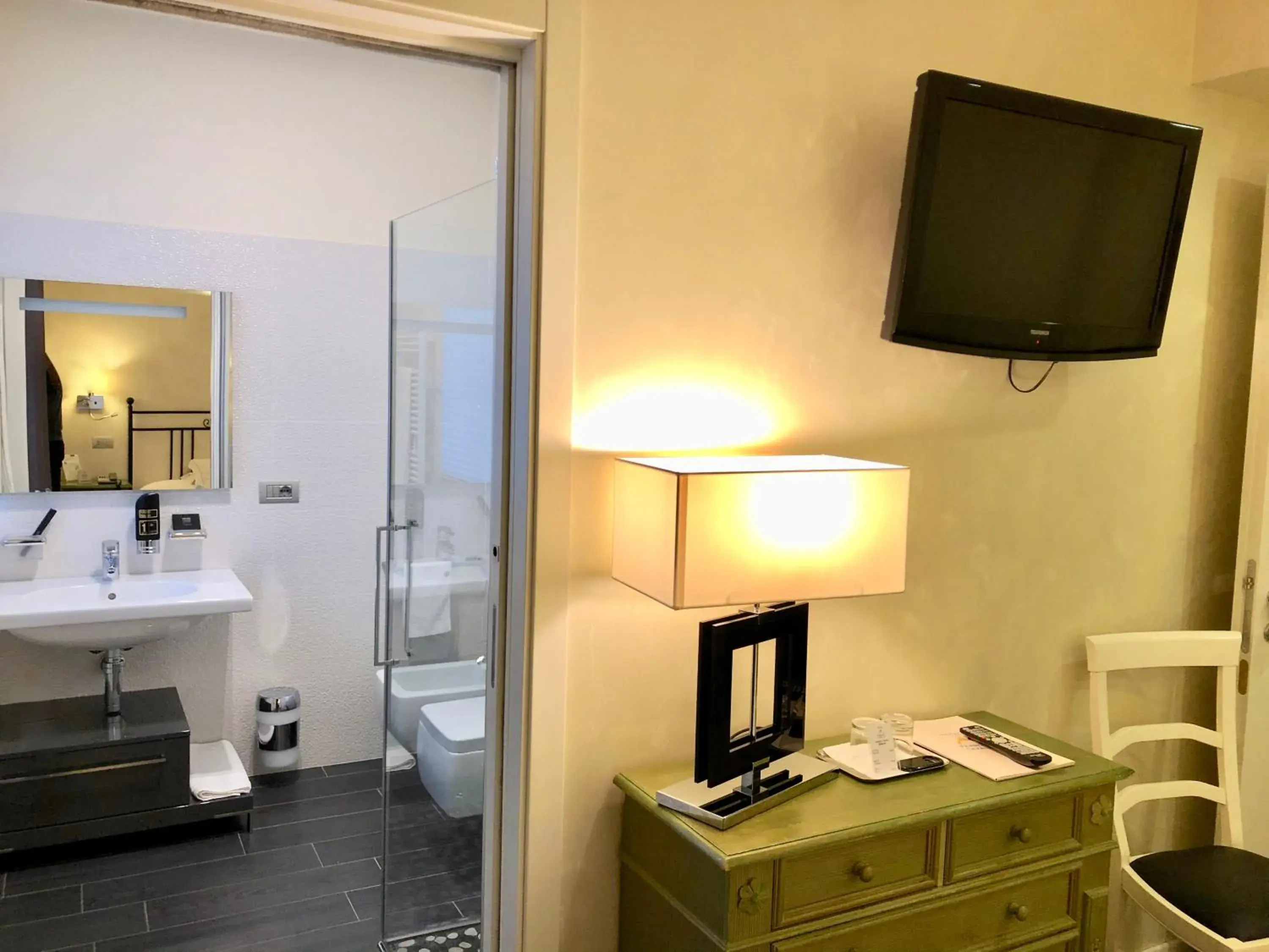 Bathroom, TV/Entertainment Center in Hotel Ferro di Cavallo