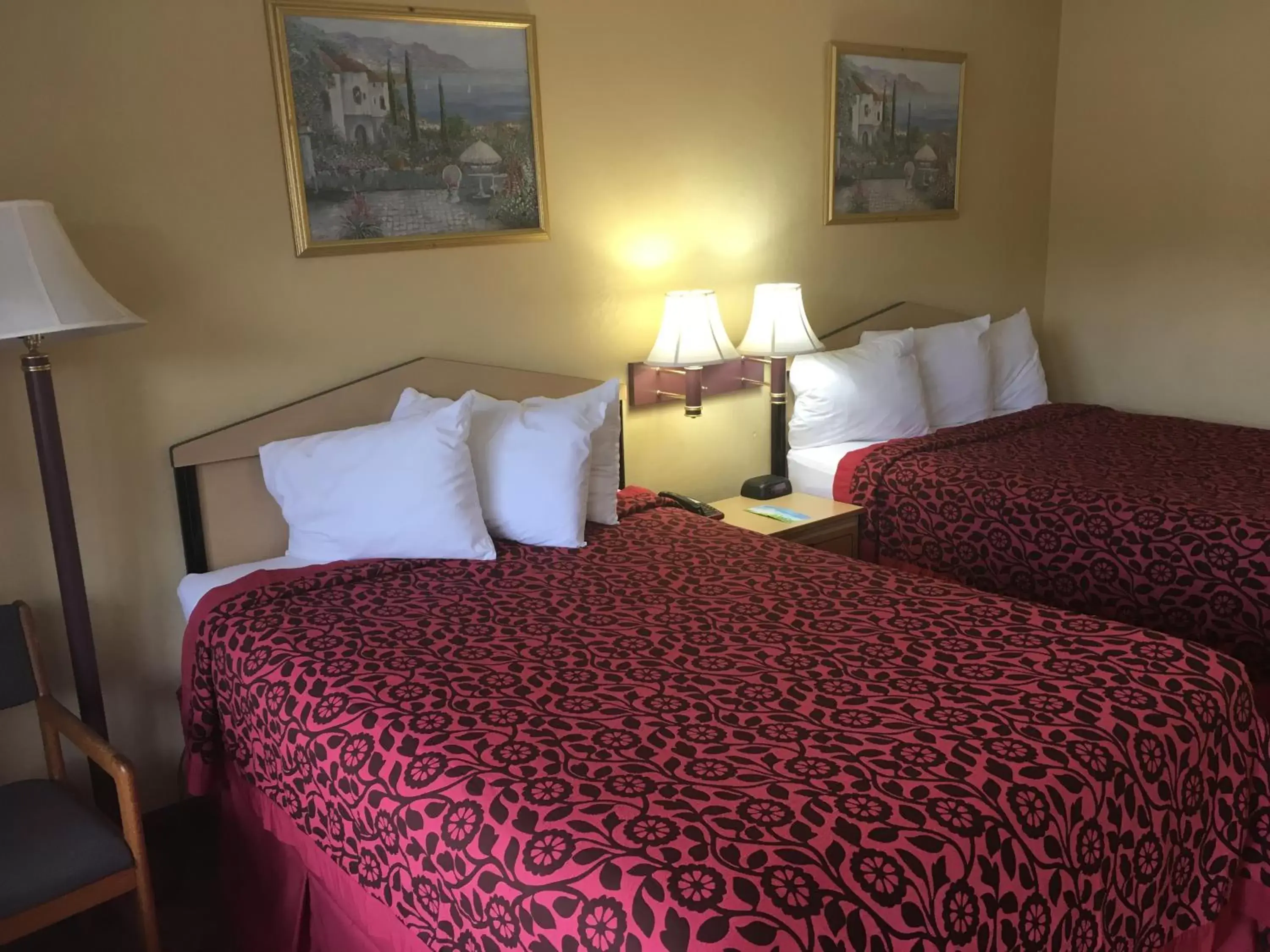 Bed in Days Inn by Wyndham Yazoo City