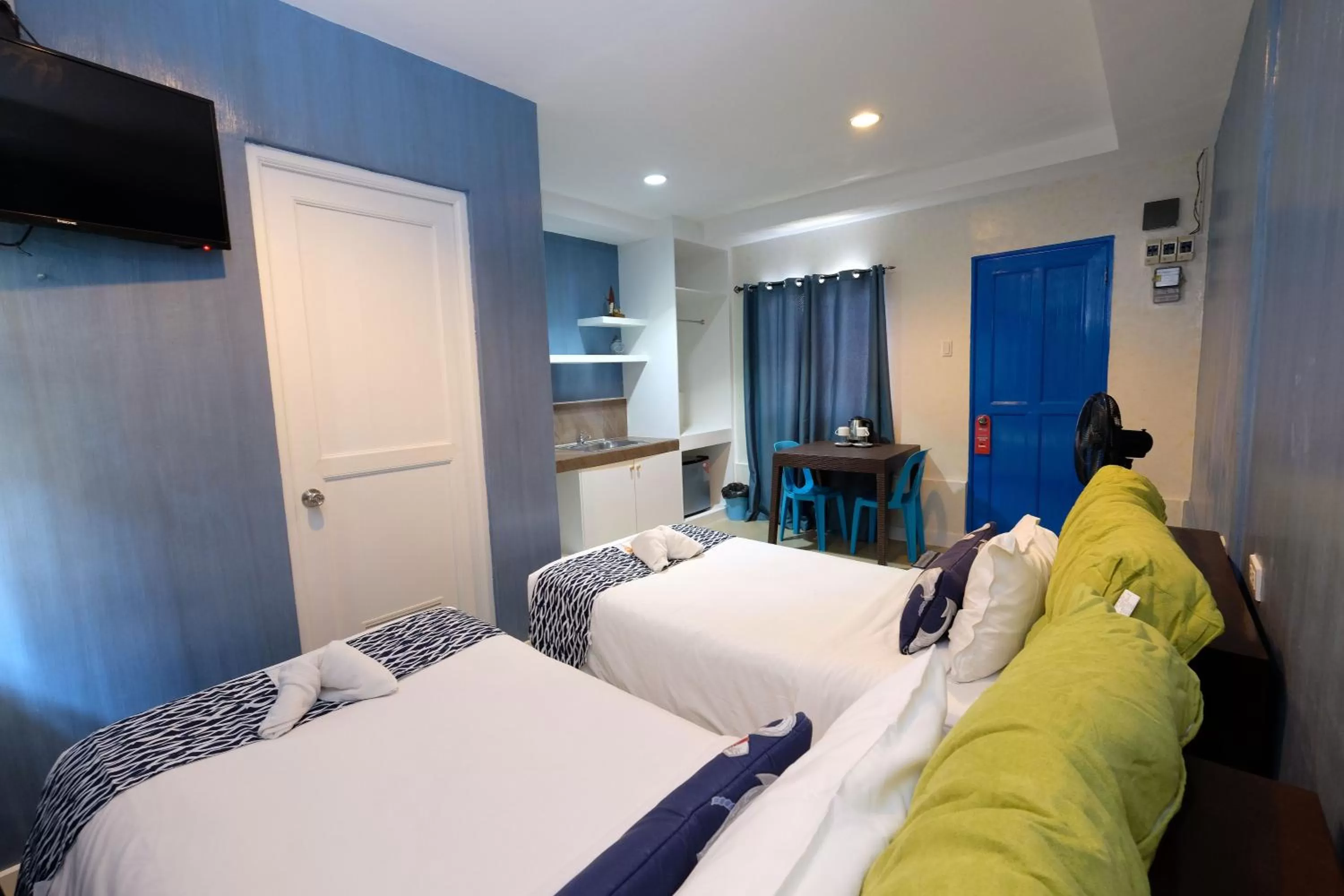 Bed in Pescadores Suites Moalboal