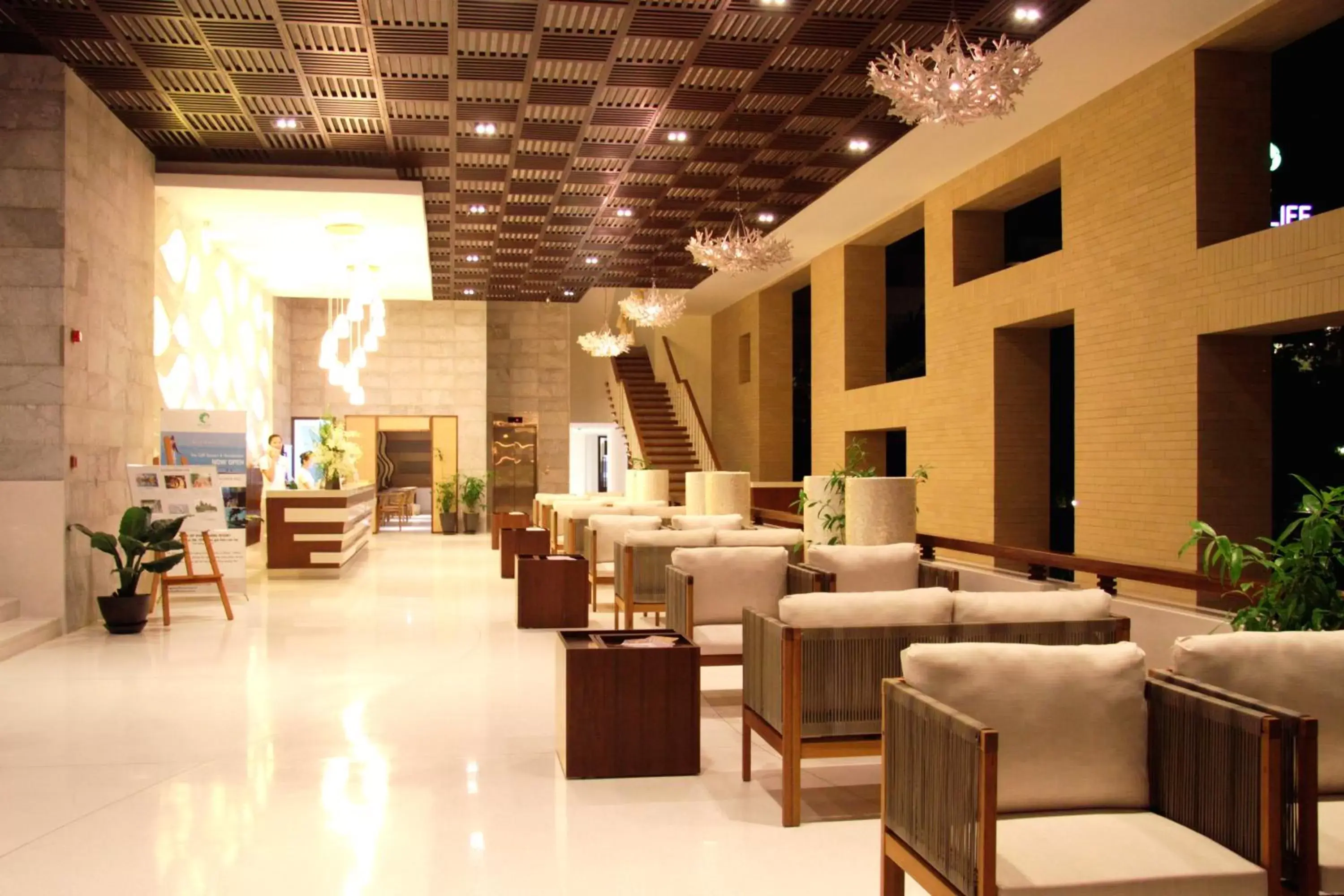 Lobby or reception, Lounge/Bar in The Cliff Resort & Residences