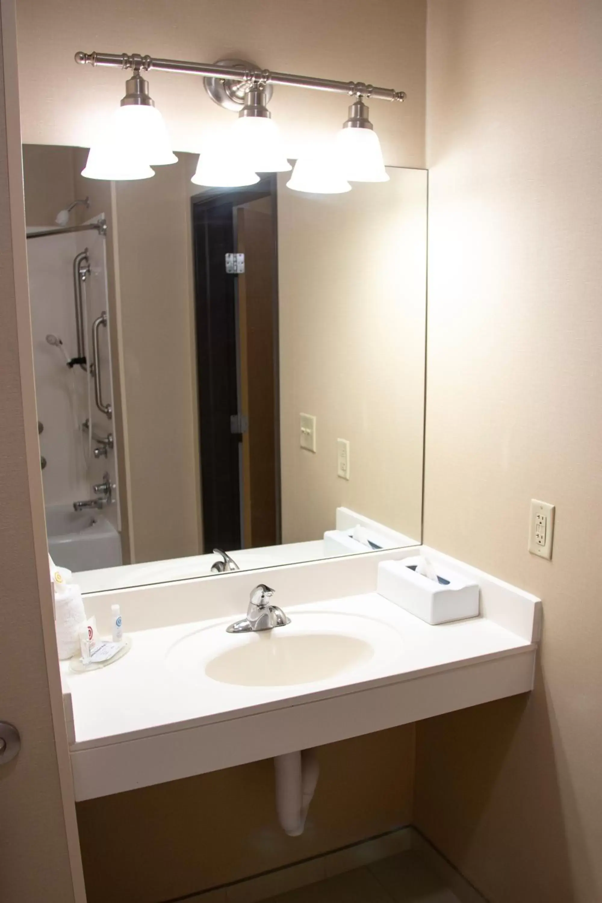 Shower, Bathroom in Comfort Inn Sioux City South