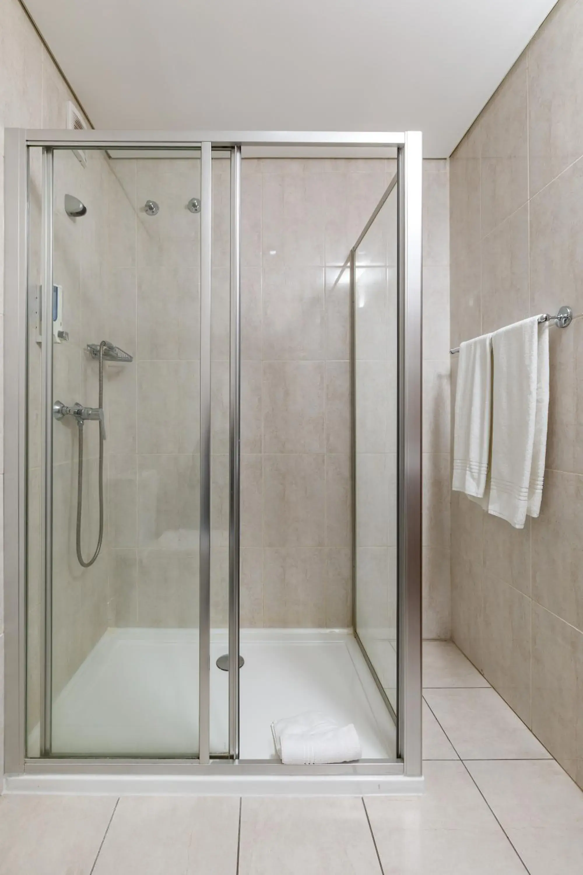 Shower, Bathroom in Hotel Moinho De Vento