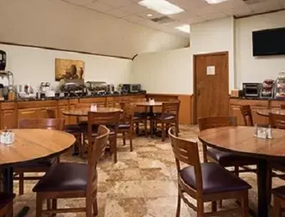 Restaurant/Places to Eat in Hawthorn Suites - Fort Wayne