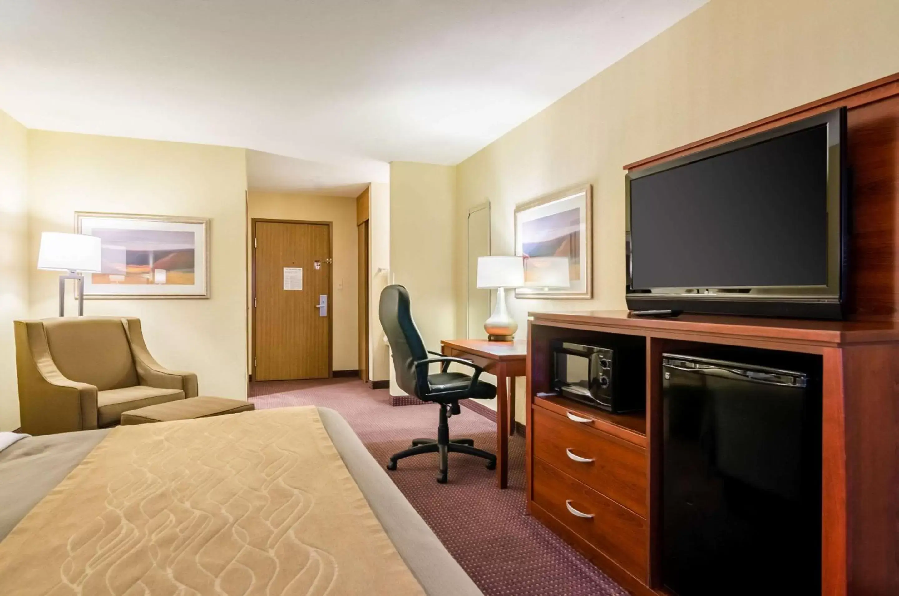 Photo of the whole room, TV/Entertainment Center in Comfort Inn Colby
